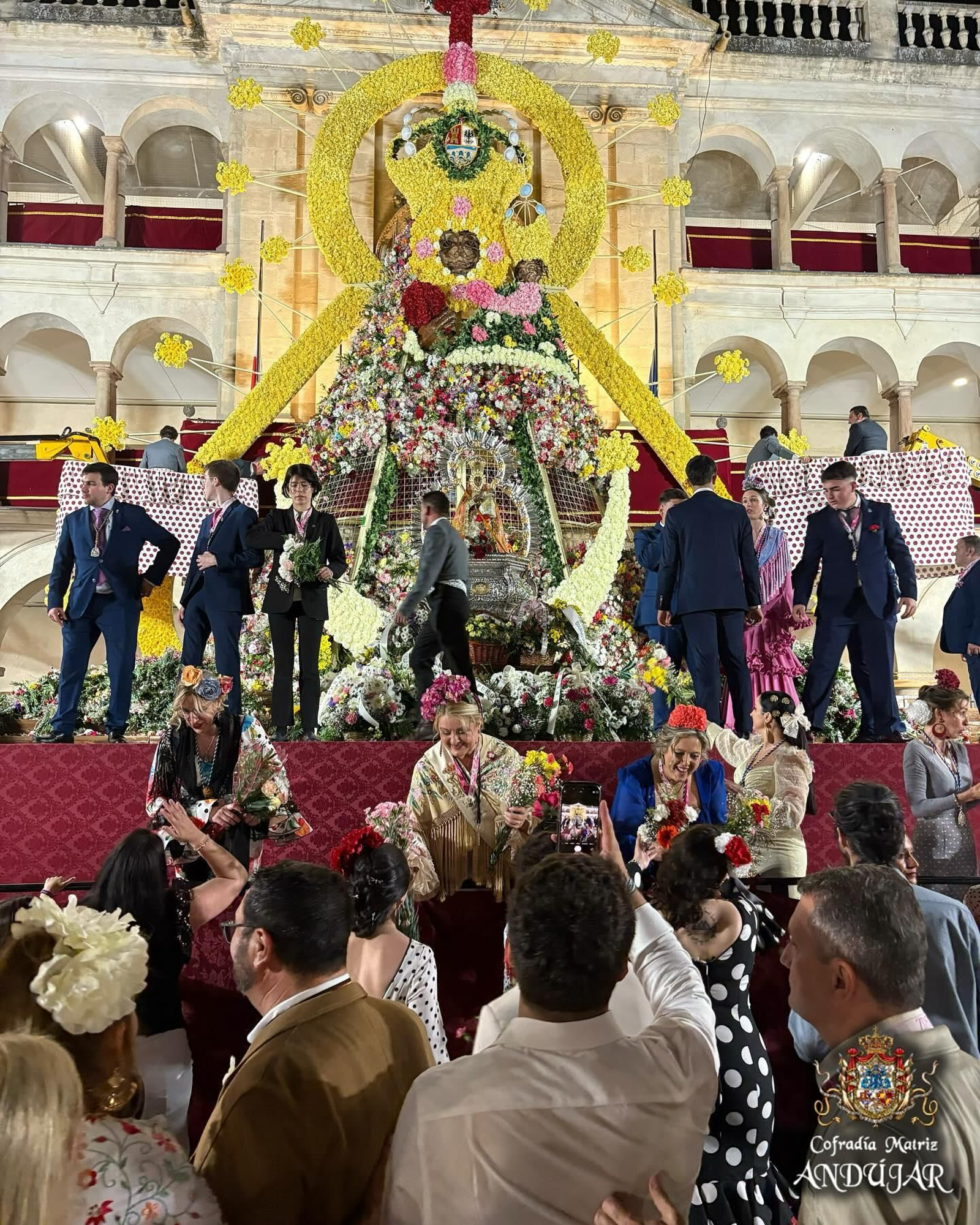 Las flores a La Morenita llenan de color las calles de Andújar, en imágenes