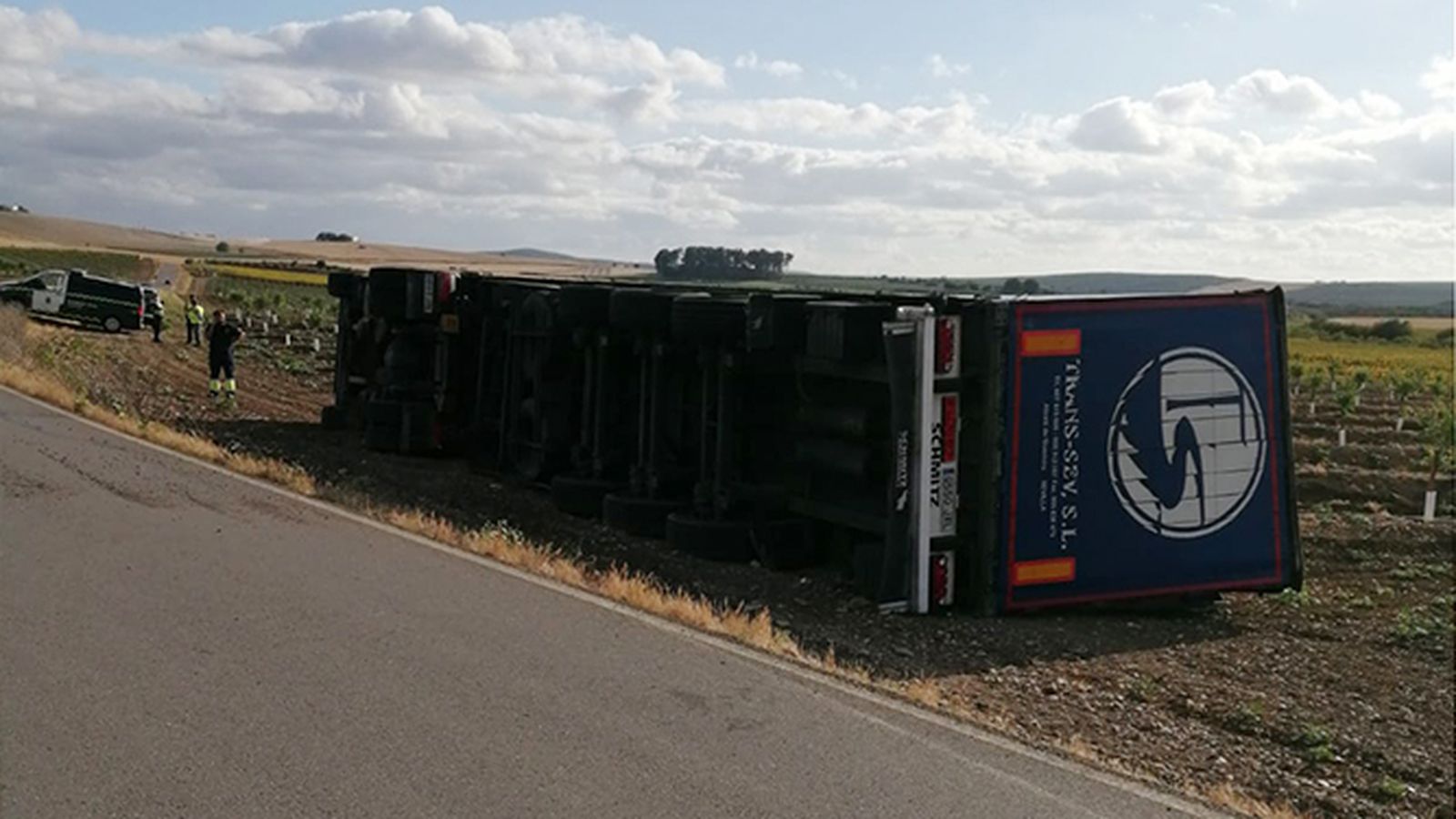 Camión de patatas volcado en Santaella.