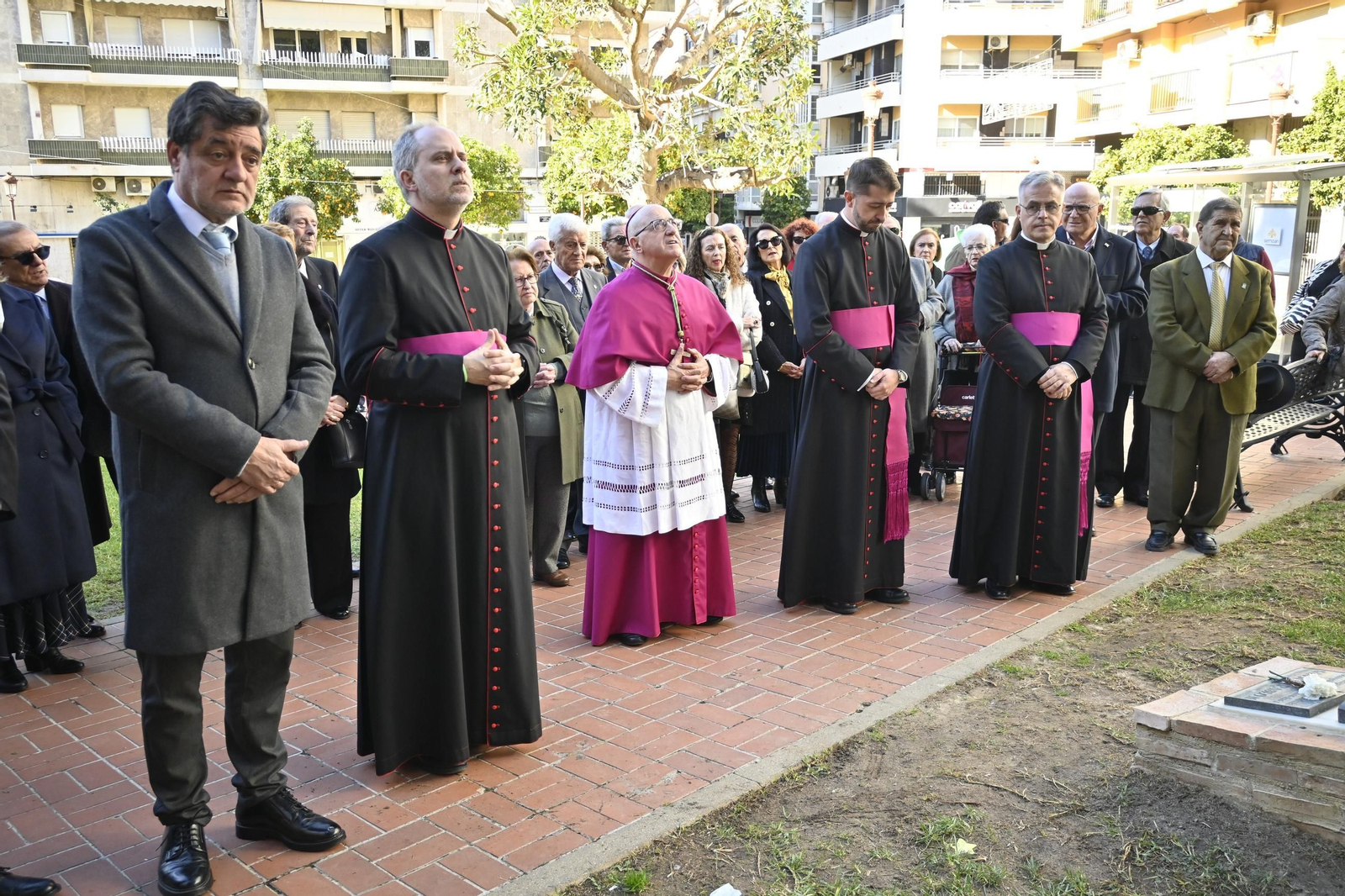 Imágenes de la ofrenda floral por parte de la Comisión del Monumento a la Inmaculada