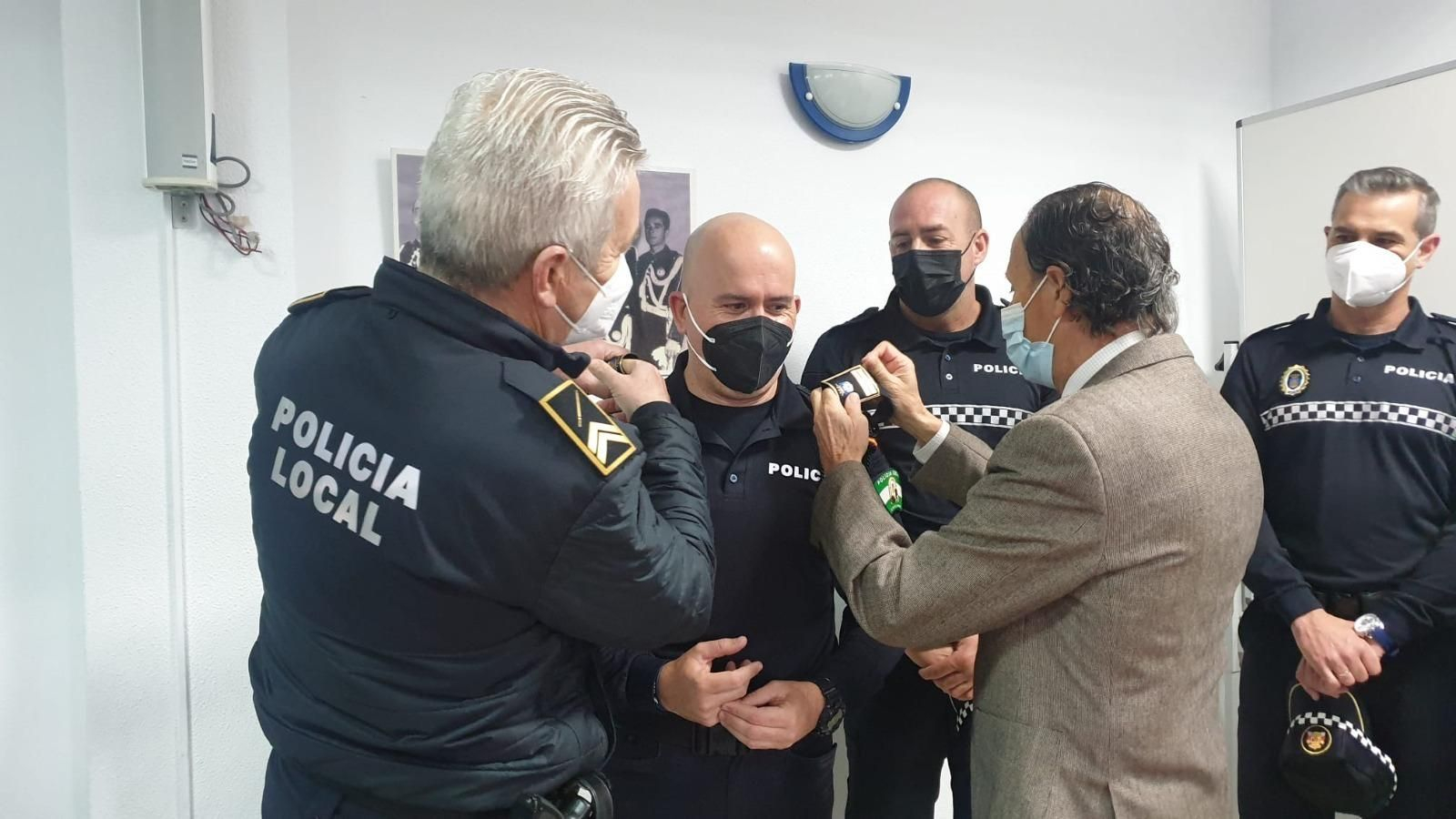 El alcalde, José María Román, ha dado la bienvenida hoy a los nuevos agentes.