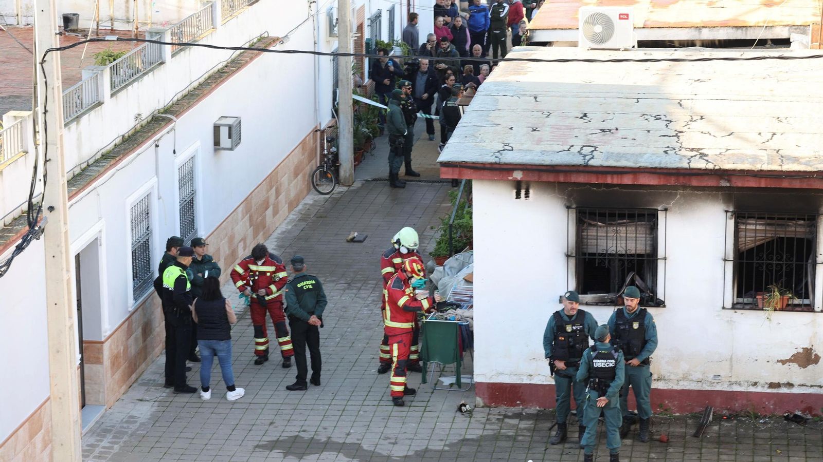 Bomberos y guardias civiles en torno a la vivienda.
