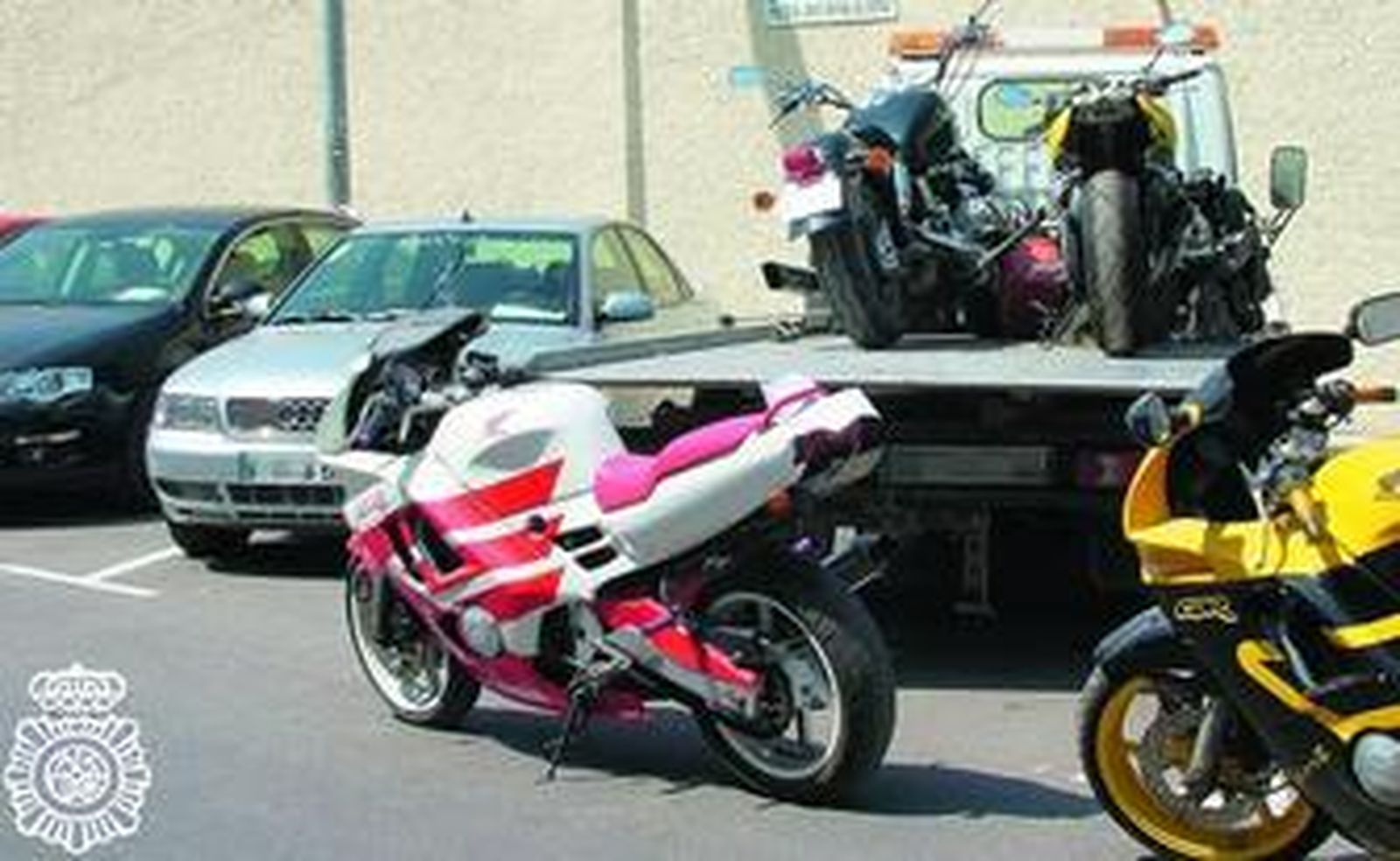 Vehículos y motocicletas intervenidos al grupo desarticulado por la Policía.