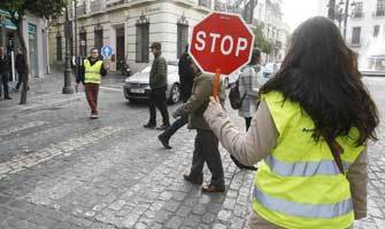 Adscritos al plan de empleo para jóvenes en uno de los pasos de cebra en la calle Larga. /Pascual