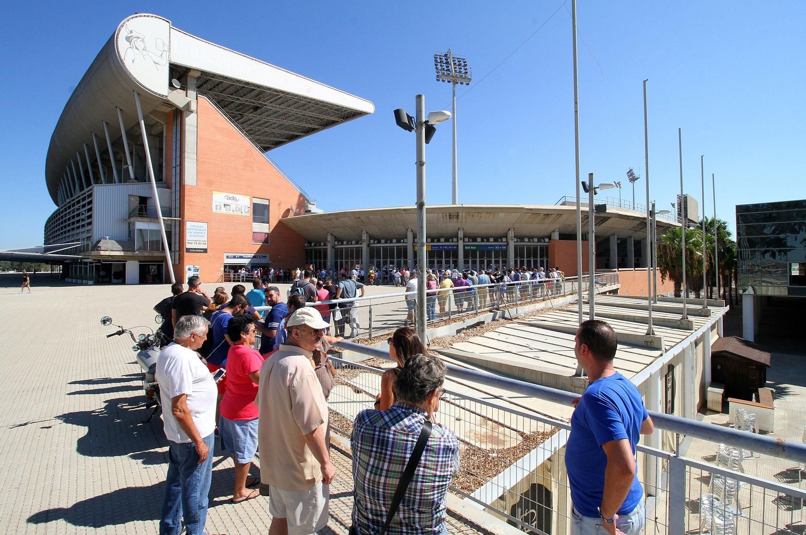 Larga cola de aficionados en la mañana de ayer para sacar sus carnés de temporada en el Nuevo Colombino.