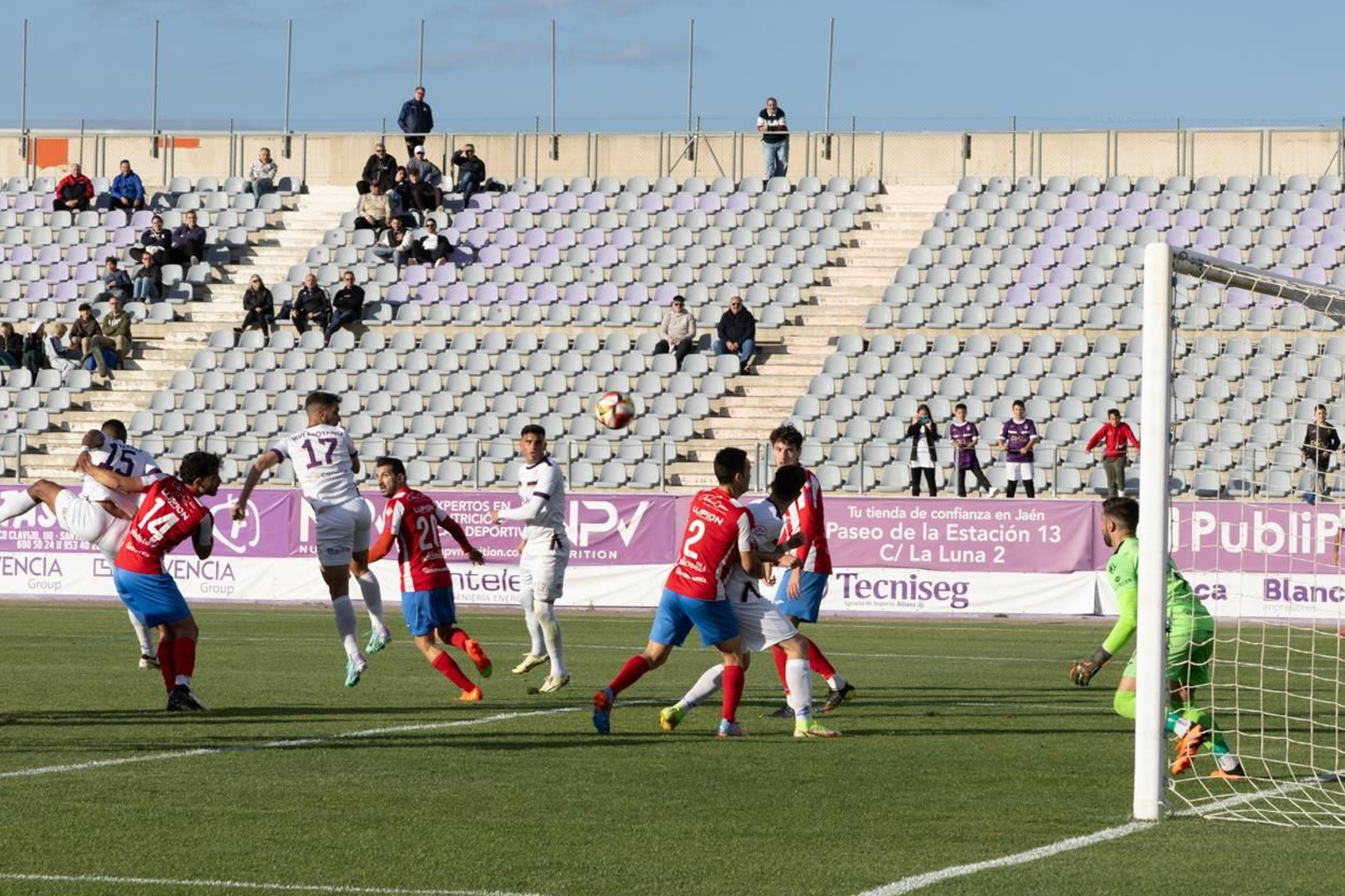 Javi Moyano remata de cabeza en un partido de la temporada pasada ante el Poli Almería.