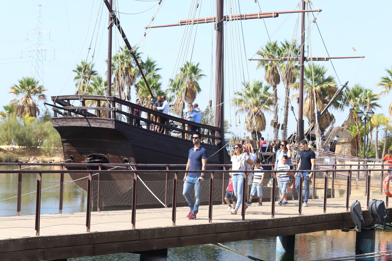 Imágenes de la jornada de puertas abiertas en el Muelle de las Carabelas