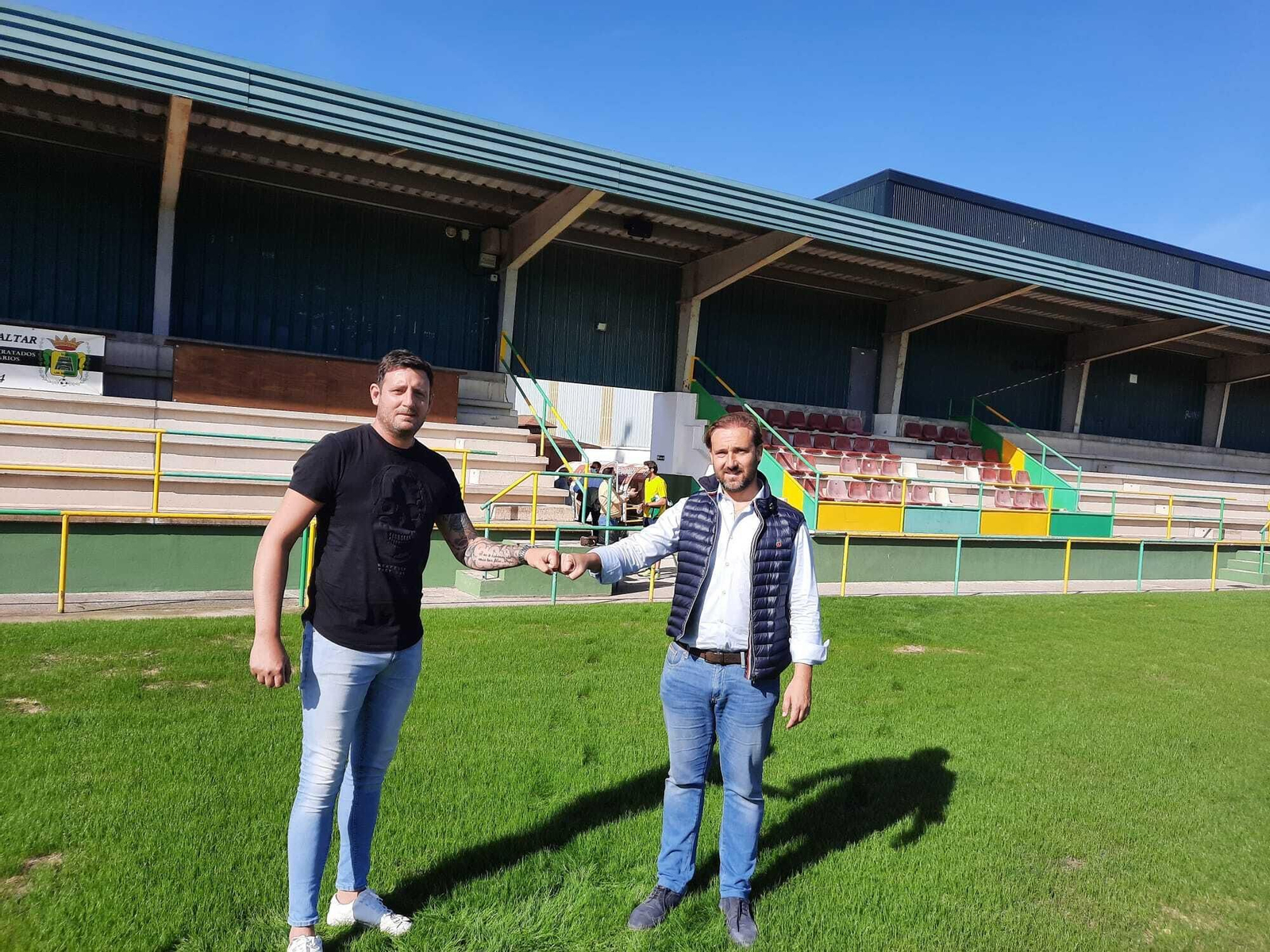 Pablo Nazábal, de Soocer Place, y Álvaro Moya, presidente de la Unión, en el San Rafael