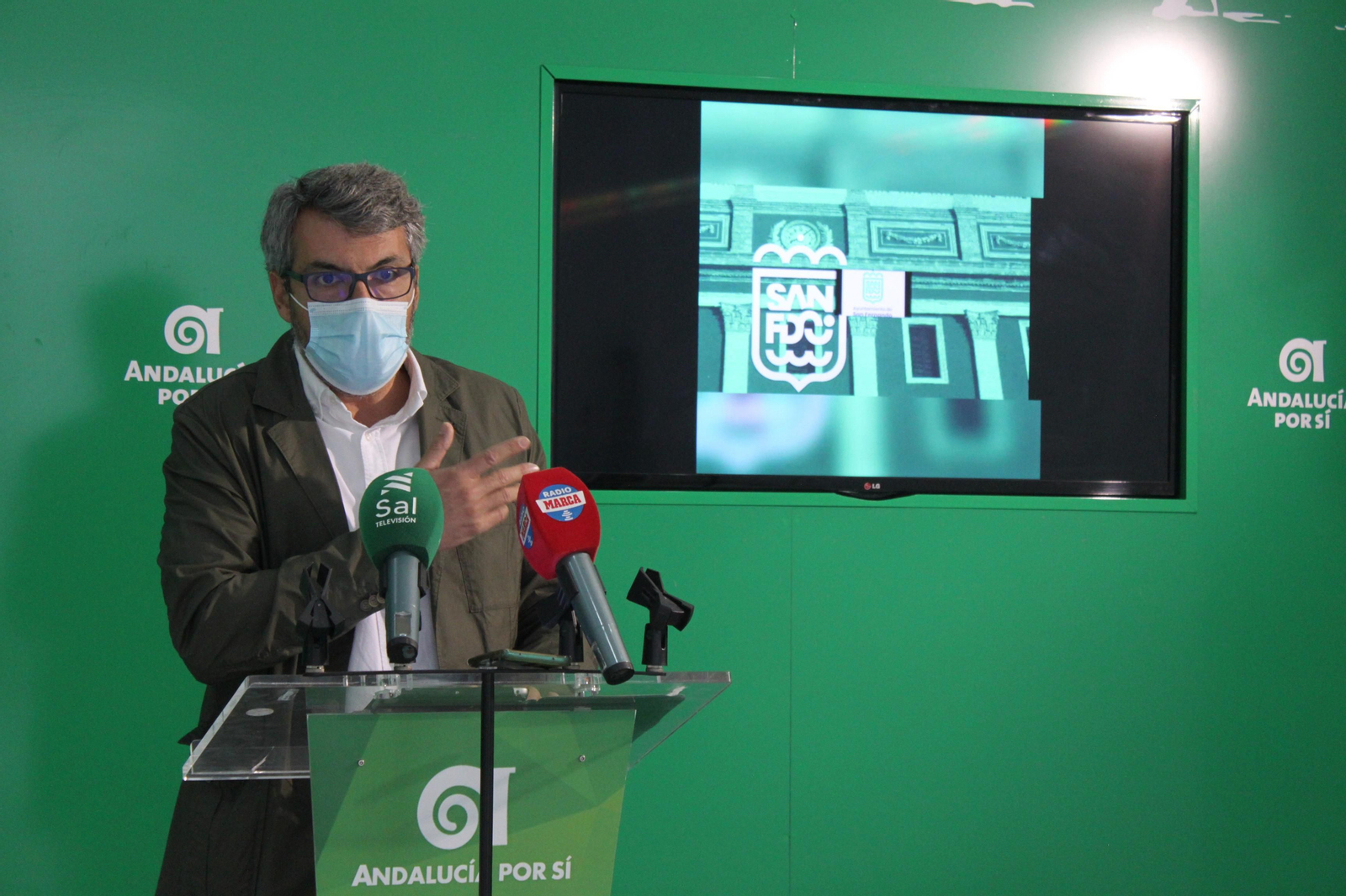 Fran Romero, junto a una imagen de la nueva marca de ciudad.