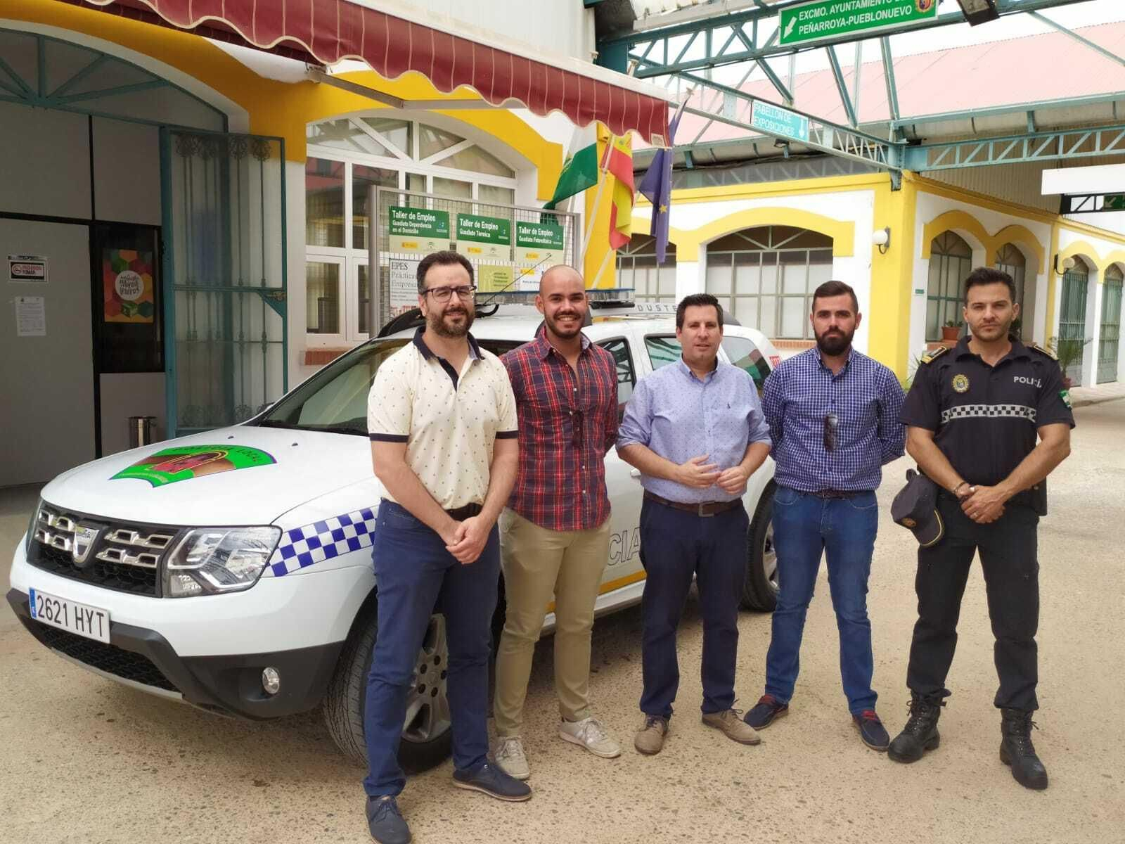 Los dos nuevos agentes, junto al alcalde de Peñarroya.