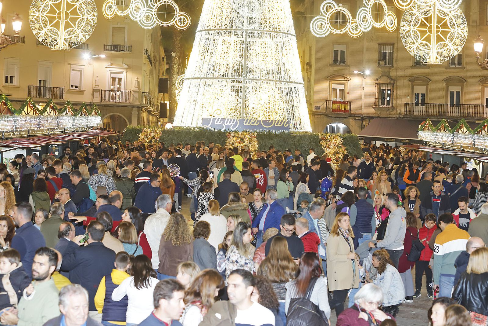 Imágenes del mercado navideño de la Plaza de Las Monjas