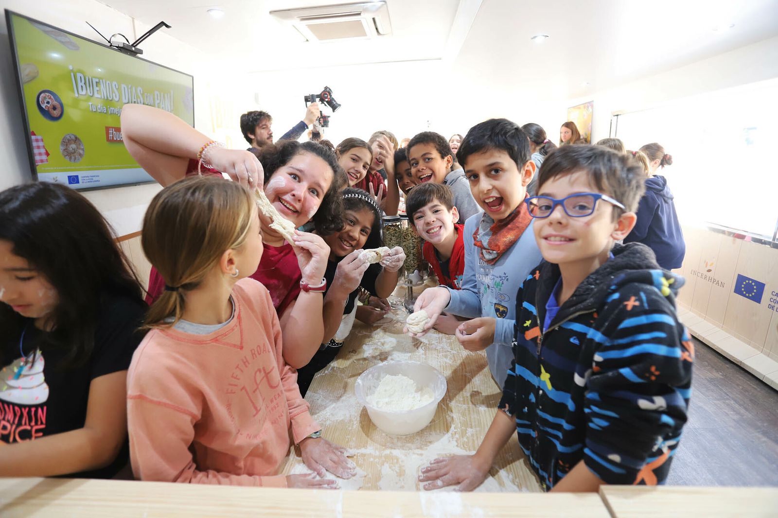 Niños preparando pan