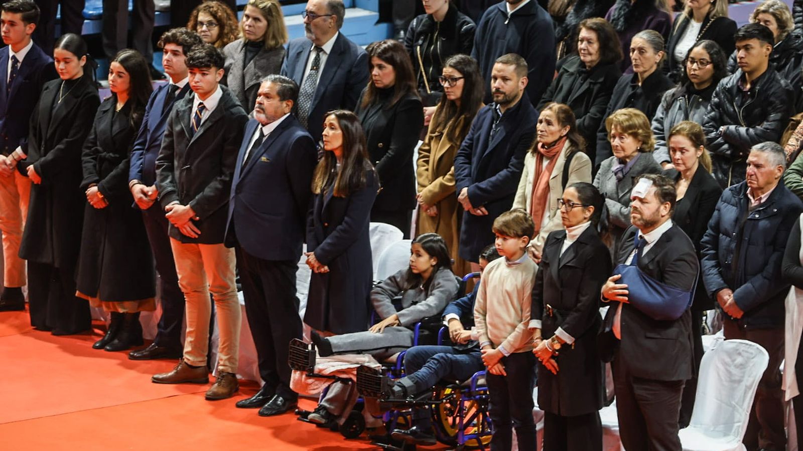 Familiares y allegados de las víctimas durante la Misa funeral en el Palacio de los Deportes Carolina Marín.