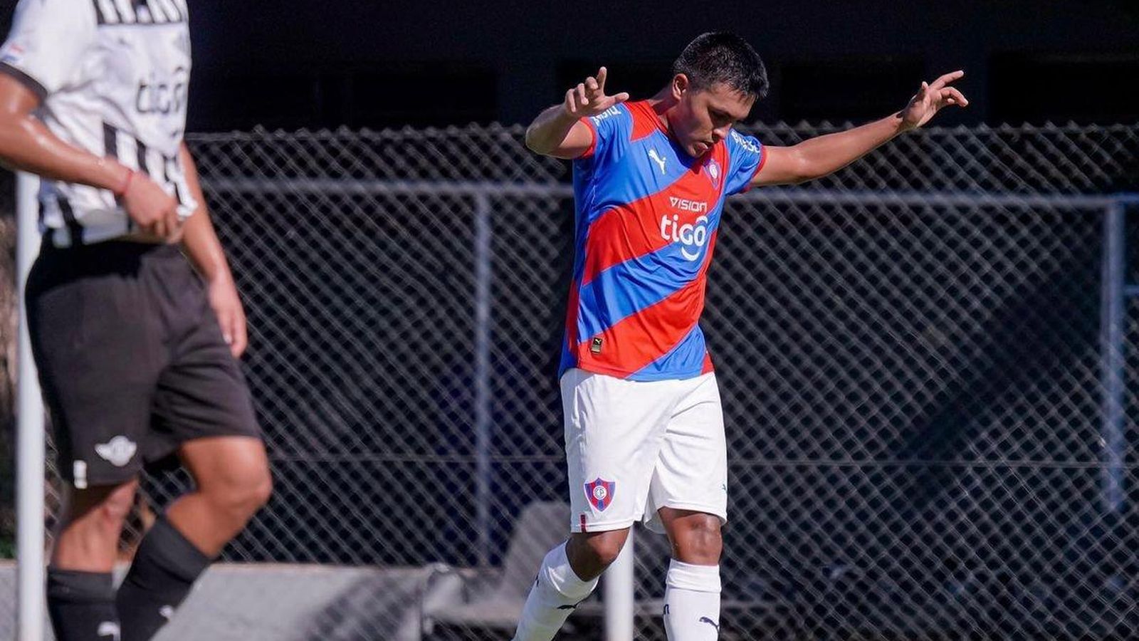 Bobadilla celebra un tanto con las inferiores de Cerro Porteño.