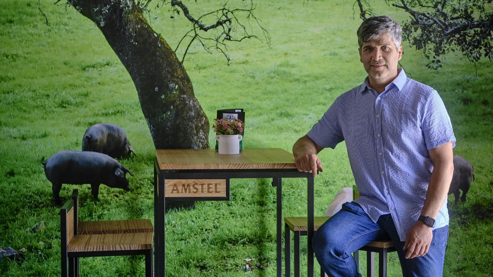 Manuel Parra en el interior del bar Casa Dostorres.