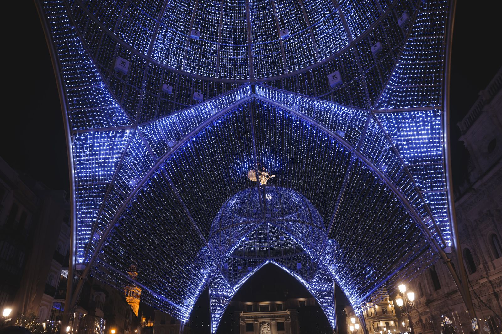 La catedral de luces de Sevilla, en imágenes