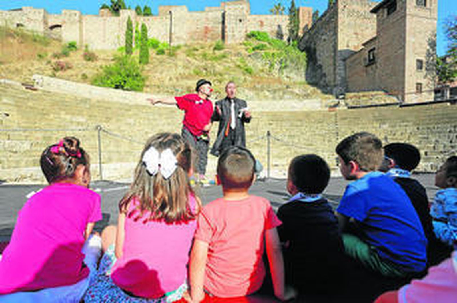 Cuco Tres Pelos y el mago Paco Taconyc, ayer, en la representación de 'Trucolandia' en el Teatro Romano.