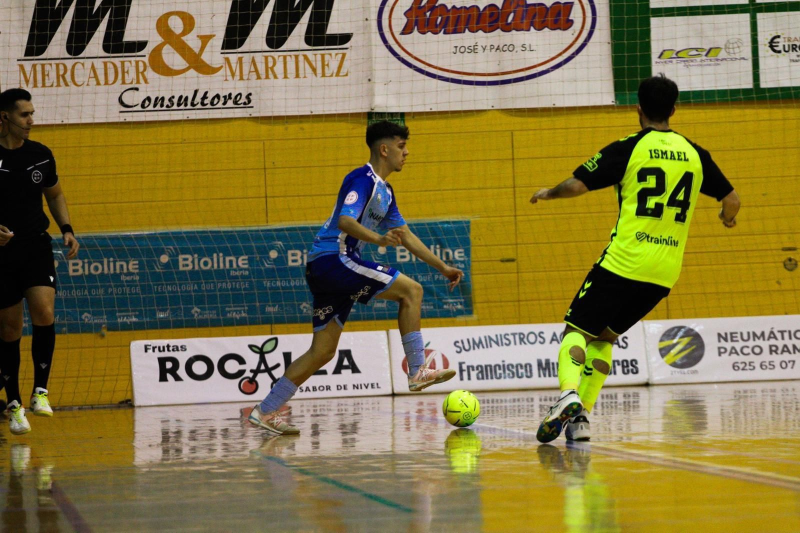 Uno de los futbolistas del conjunto celeste conduce el balón mientras le encima un rival durante el choque de la primera vuelta.