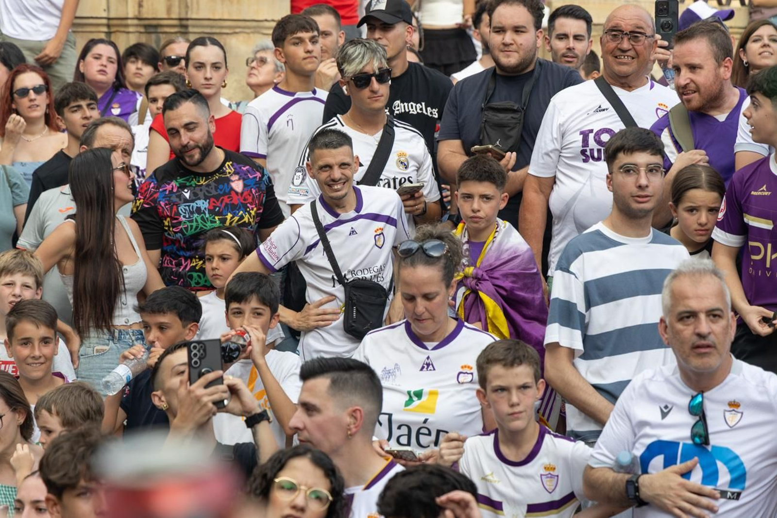 La fiesta por el ascenso del Real Jaén en La Plaza de Santa María y el Ayuntamiento