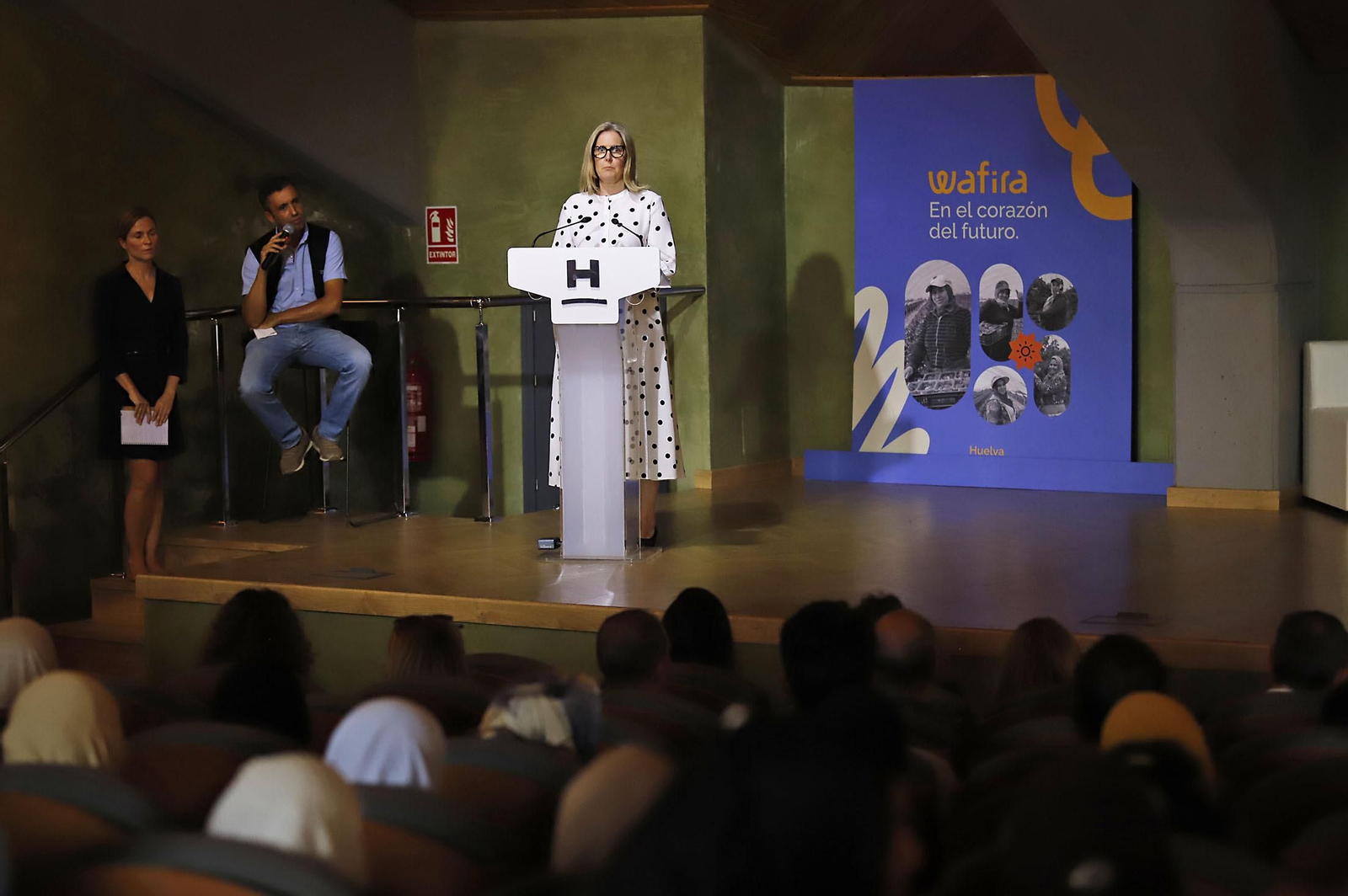 Imágenes de la entrega de los diplomas a las mujeres que han participado en el programa Wafira. Imágenes de la entrega de los diplomas a las mujeres que han participado en el programa Wafira.