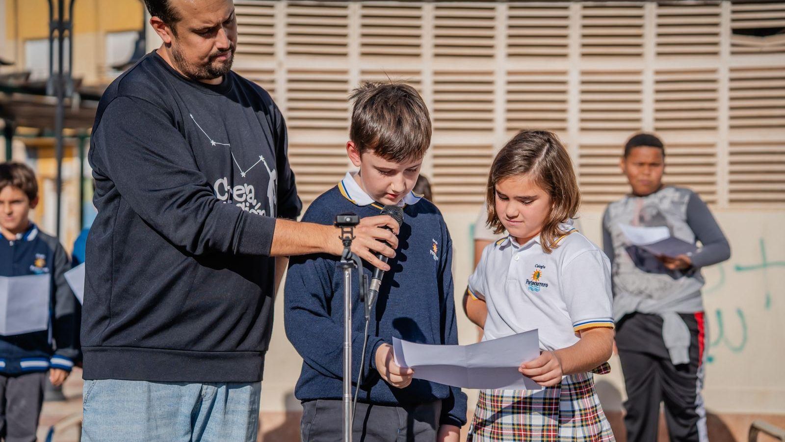 Los más pequeños leen los artículos de la Constitución española sobre la infancia.