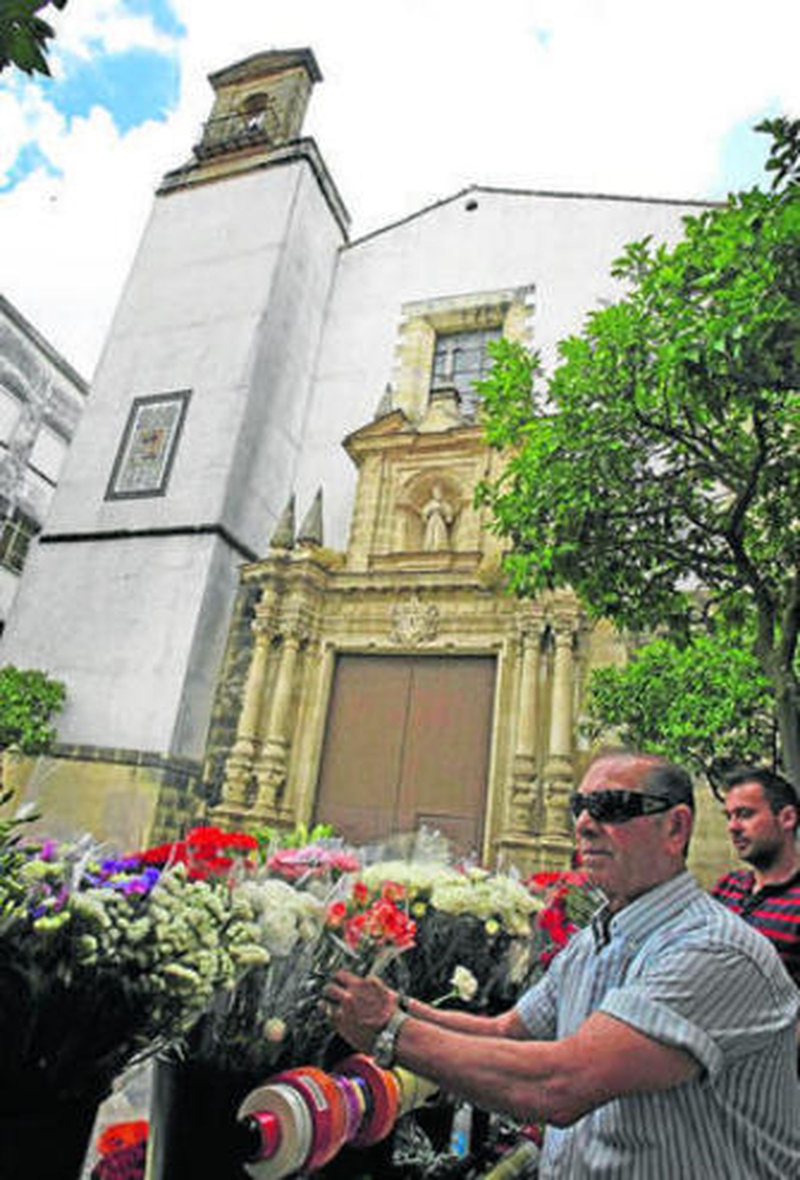 El habitual puesto de venta de flores, ayer, ante la Iglesia de San Francisco.
