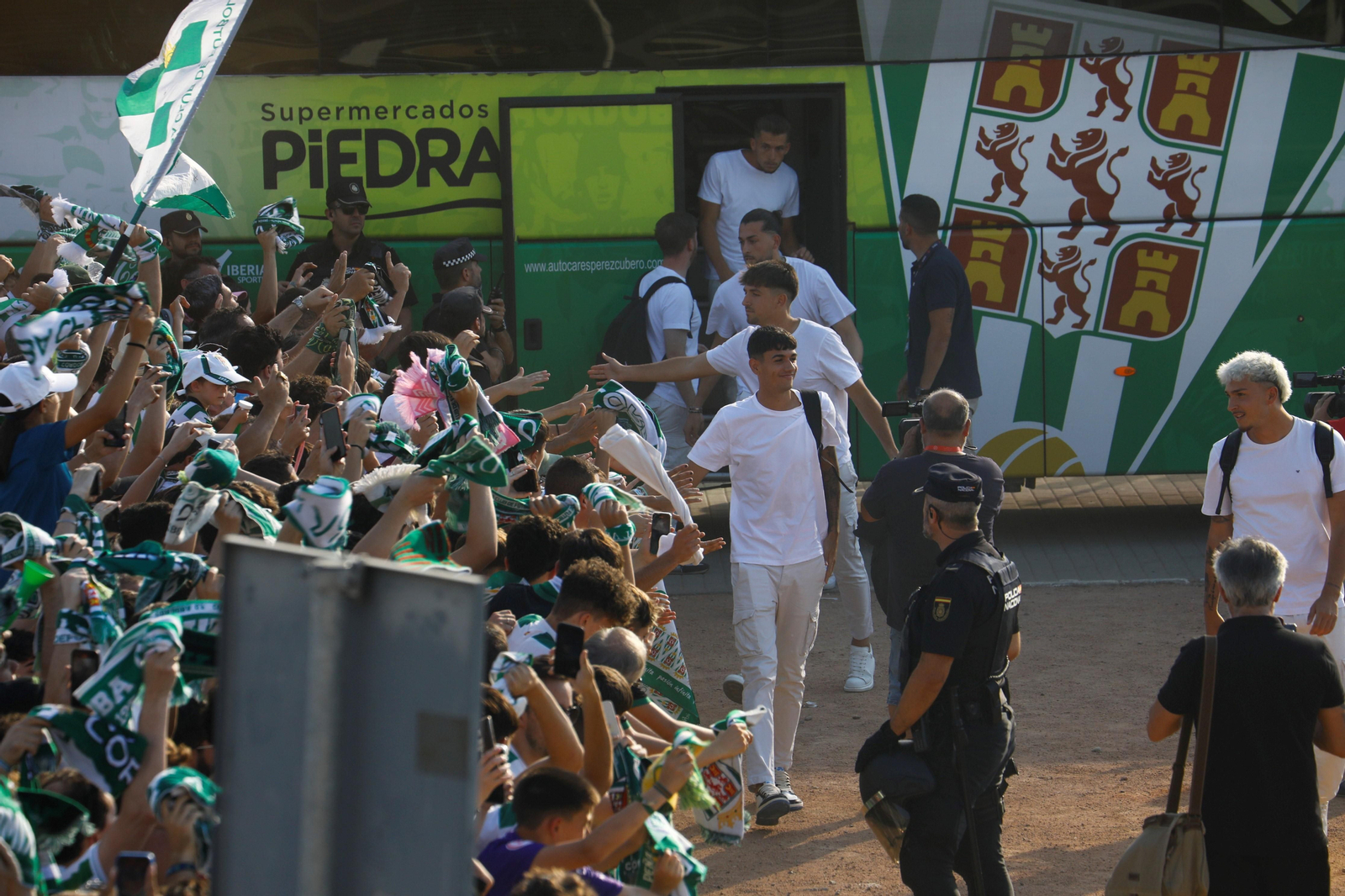 Las mejores imágenes del espectacular recibimiento a los jugadores del Córdoba CF antes de la final por el ascenso