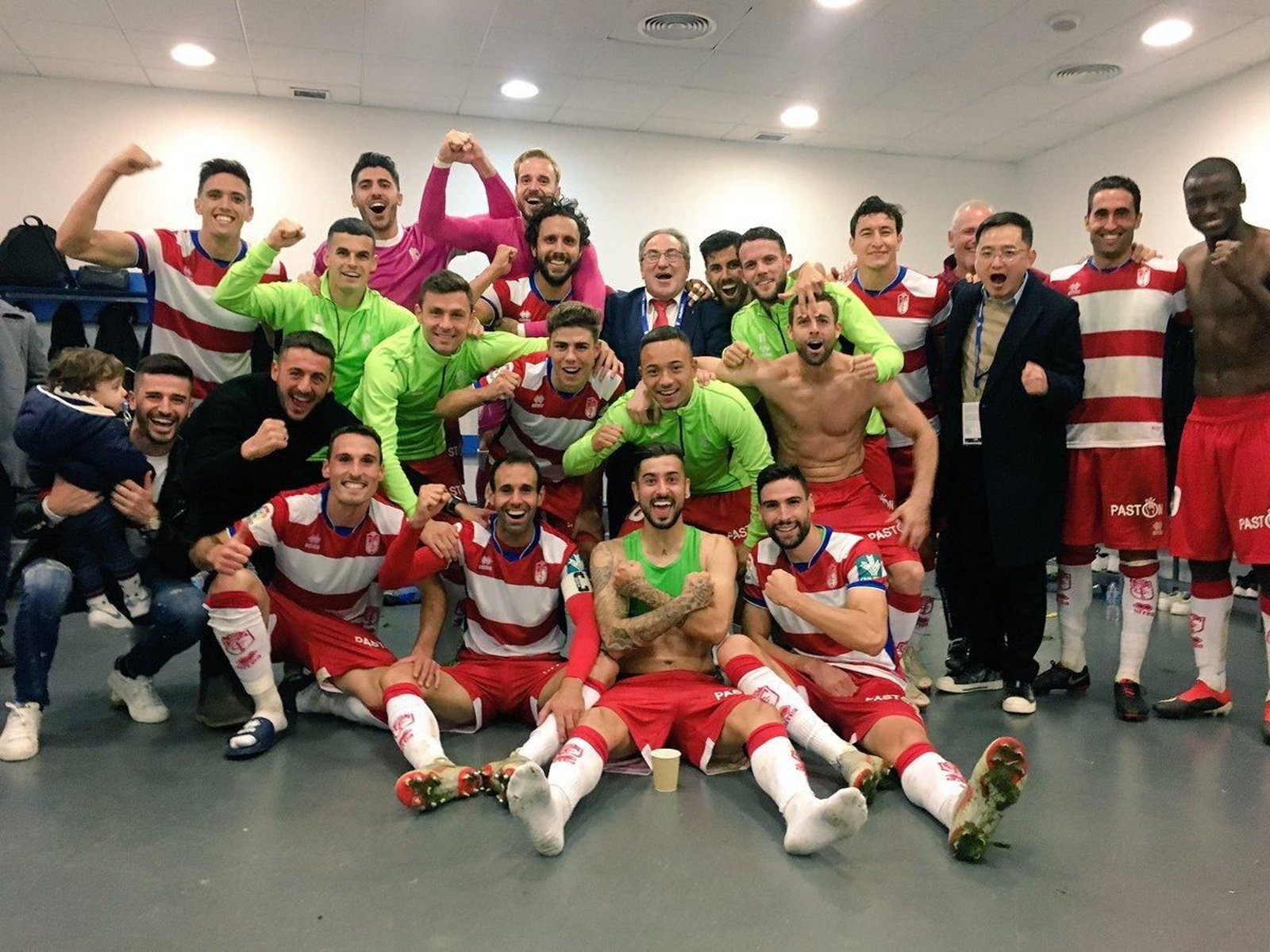 La plantilla de hace cuatro años celebró en el vestuario la victoria.