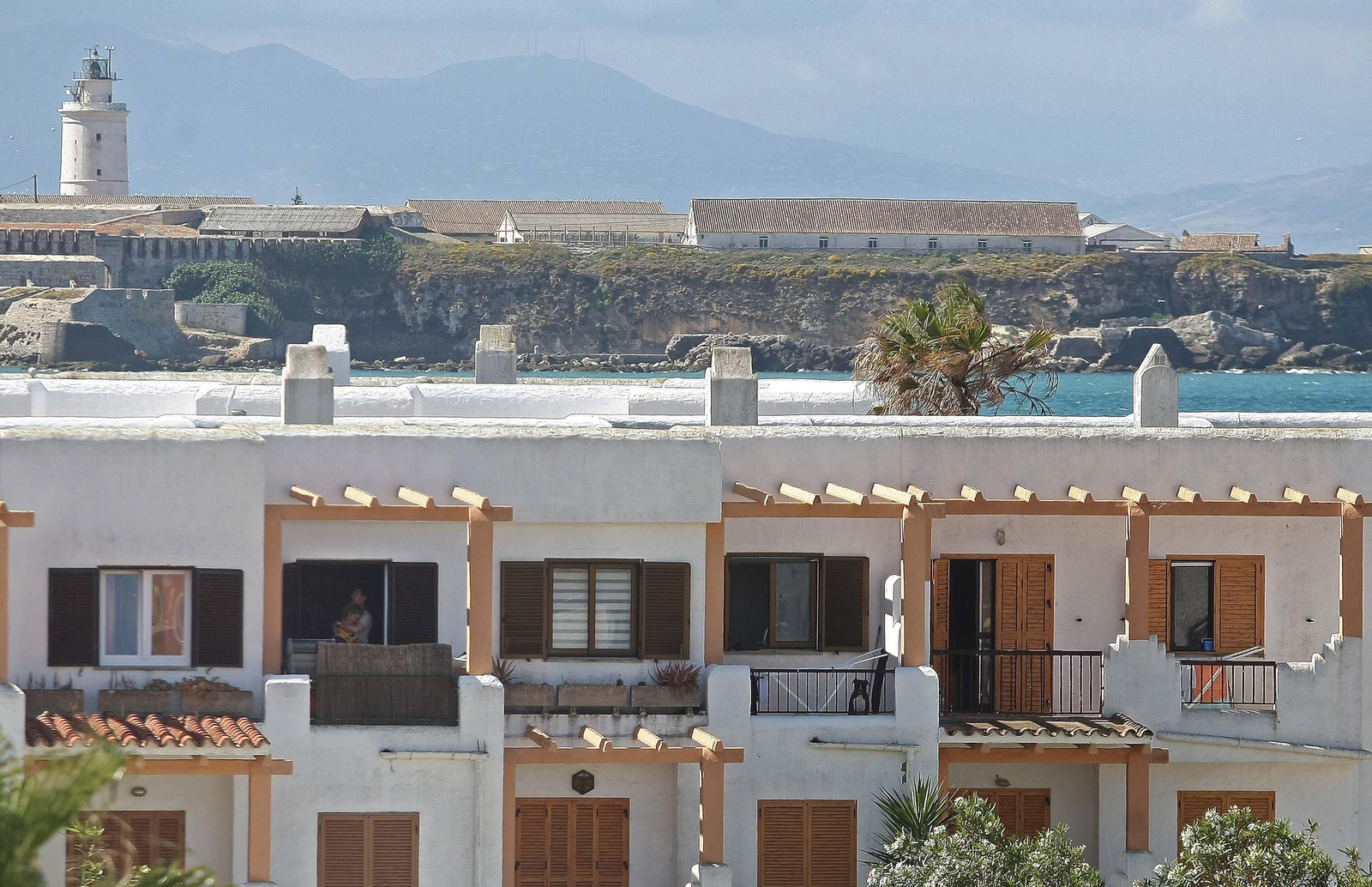 Una hilera de apartamentos en Tarifa.