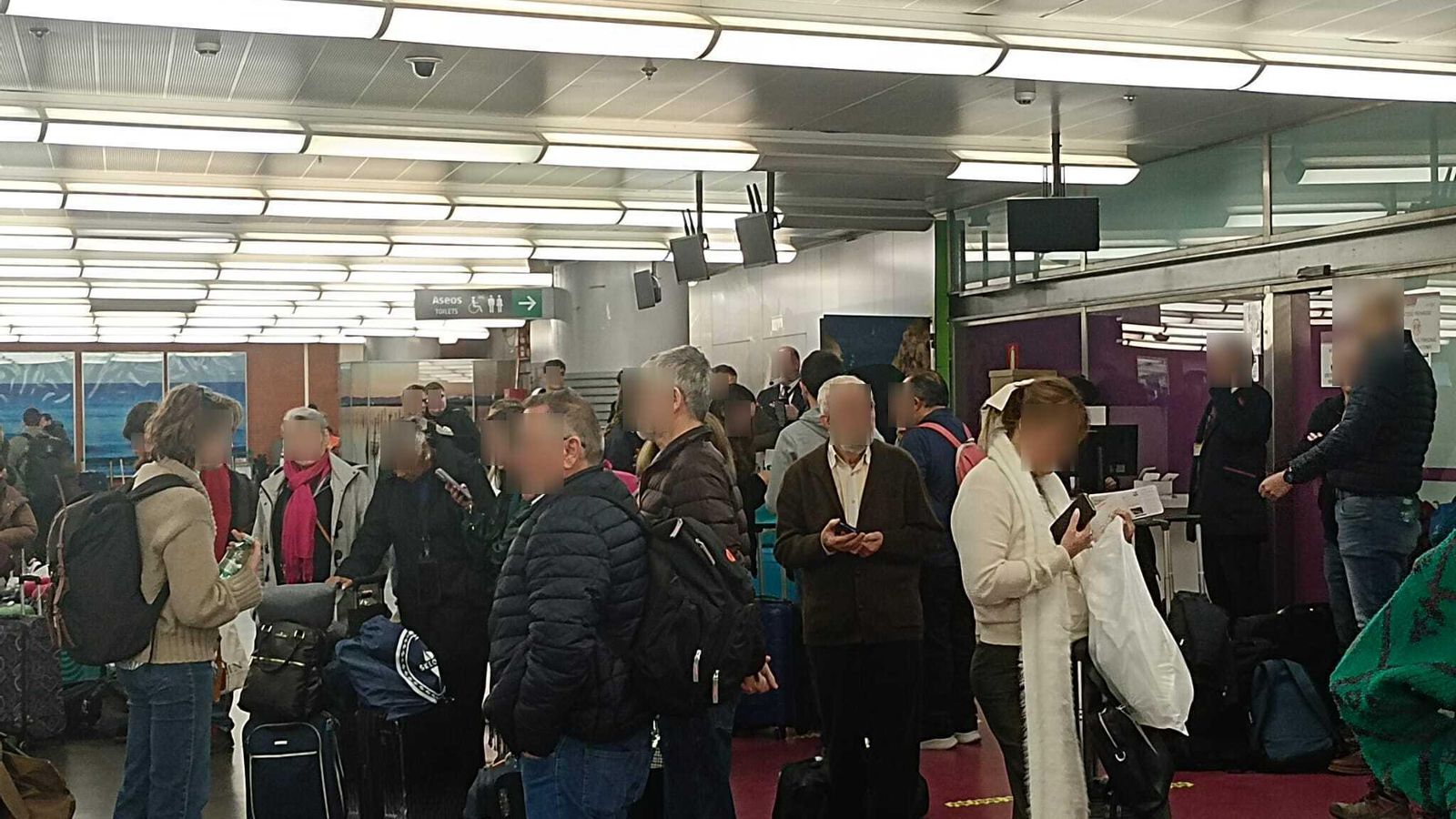 Viajeros con destino a Algeciras esperan en la zona de embarque de la estación de Atocha, este jueves.