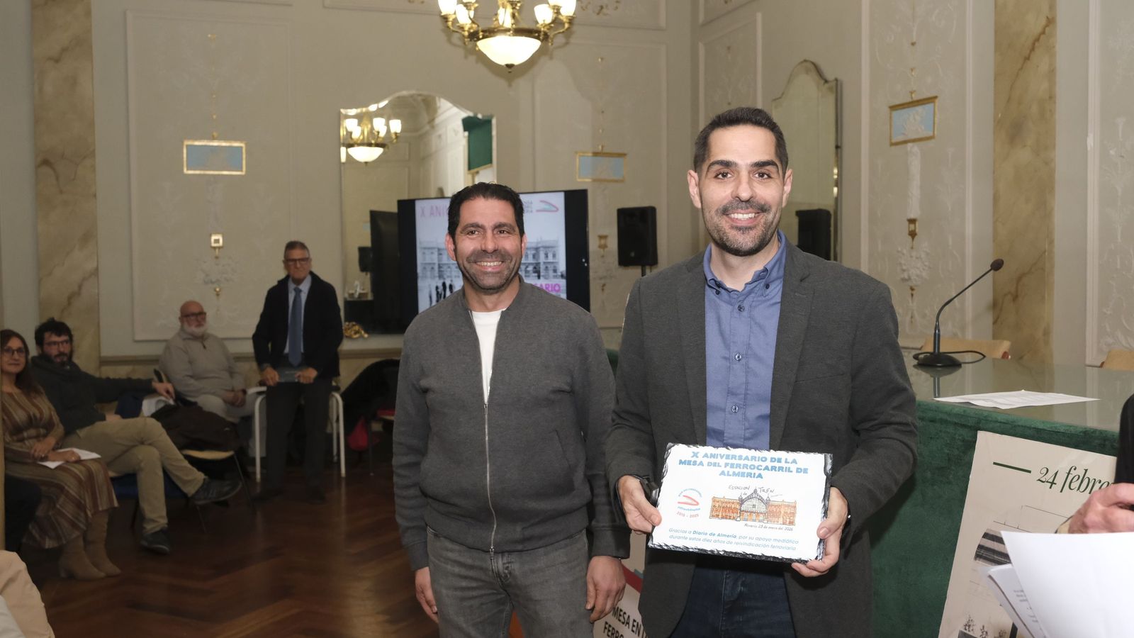 Rafael Espino, redactor jefe de Diario de Almería, recibe el reconocimiento hecho al periódico.