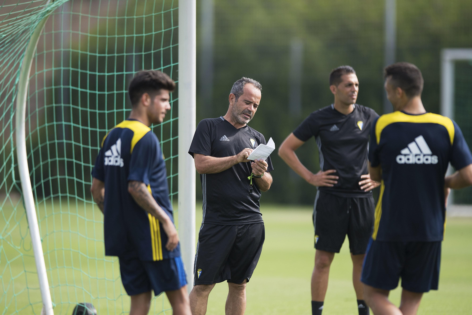 Álvaro Cervera da instrucciones en la concentración de la pasada temporada