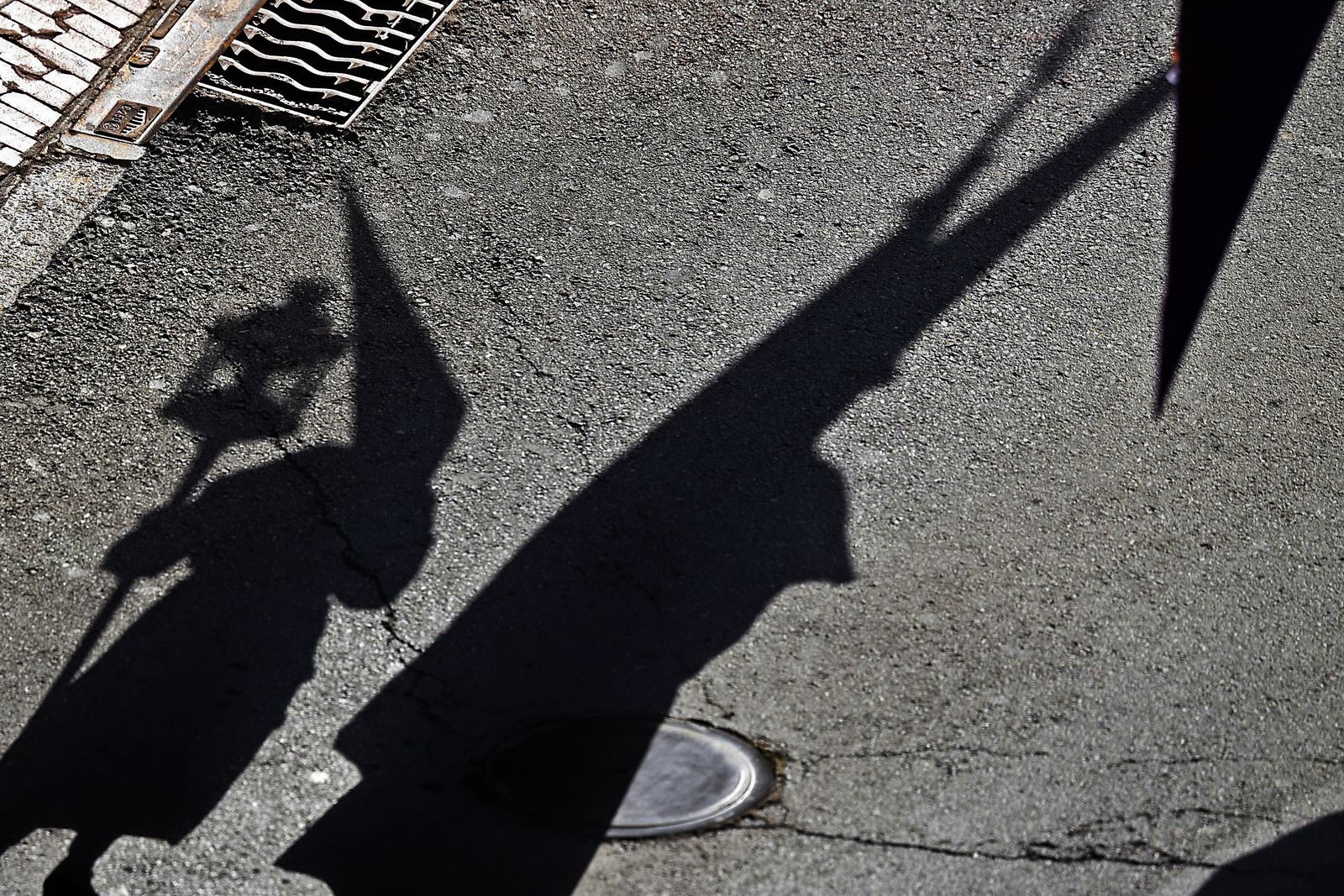 La Hermandad del Descendimiento en su recorrido por las calles de Huelva el Viernes Santo