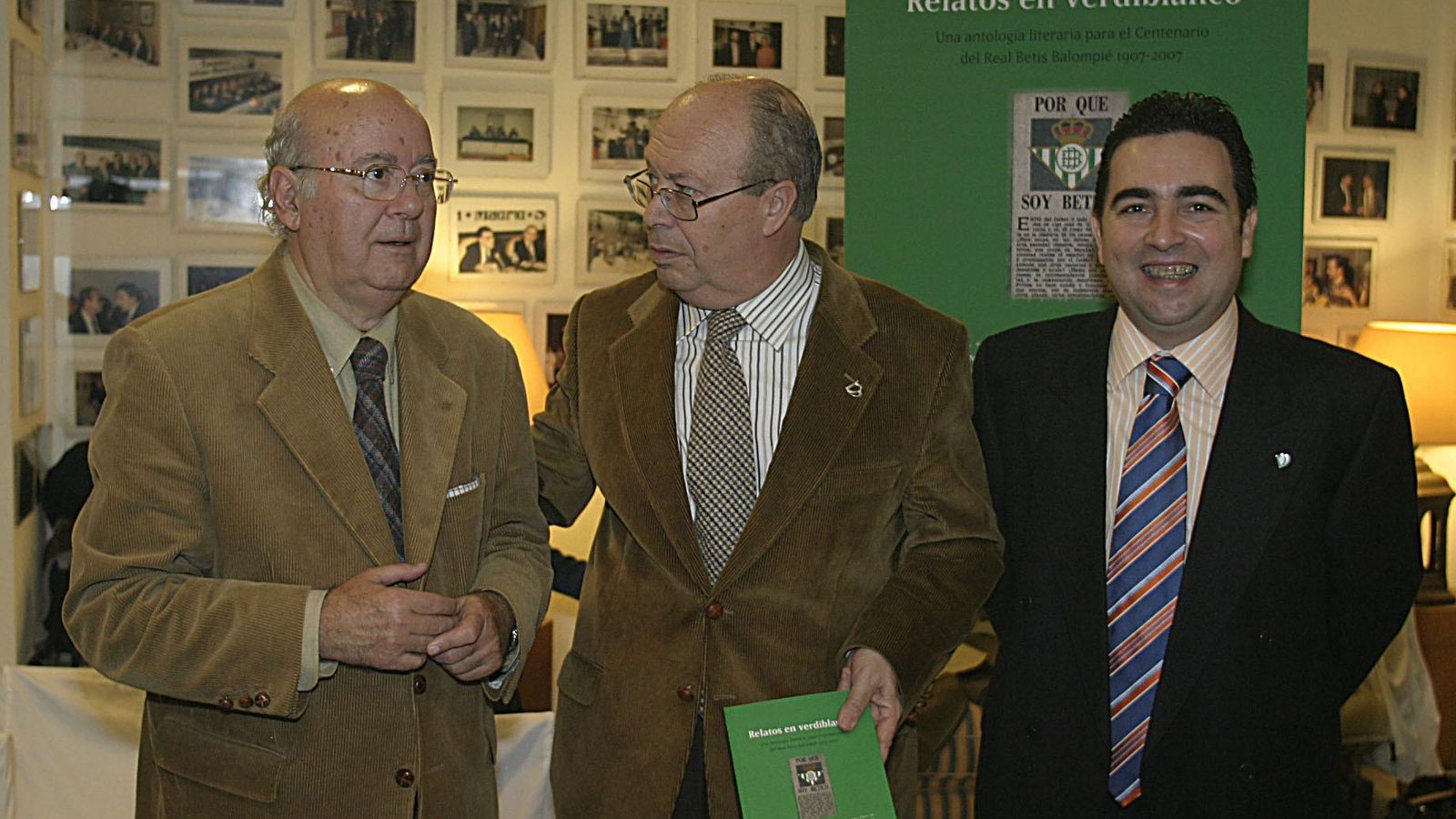 Javier Mérida, junto a Nicolás Salas y Luis Carlos Peris, en la presentación de 'Relatos en verdiblanco', en 2007.