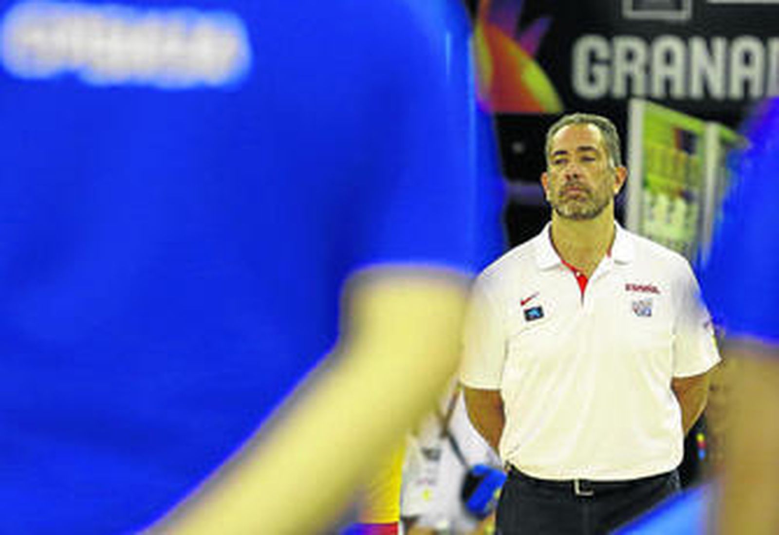 El seleccionador Juan Antonio Orenga se muestra respetuoso durante la escucha de los himnos.