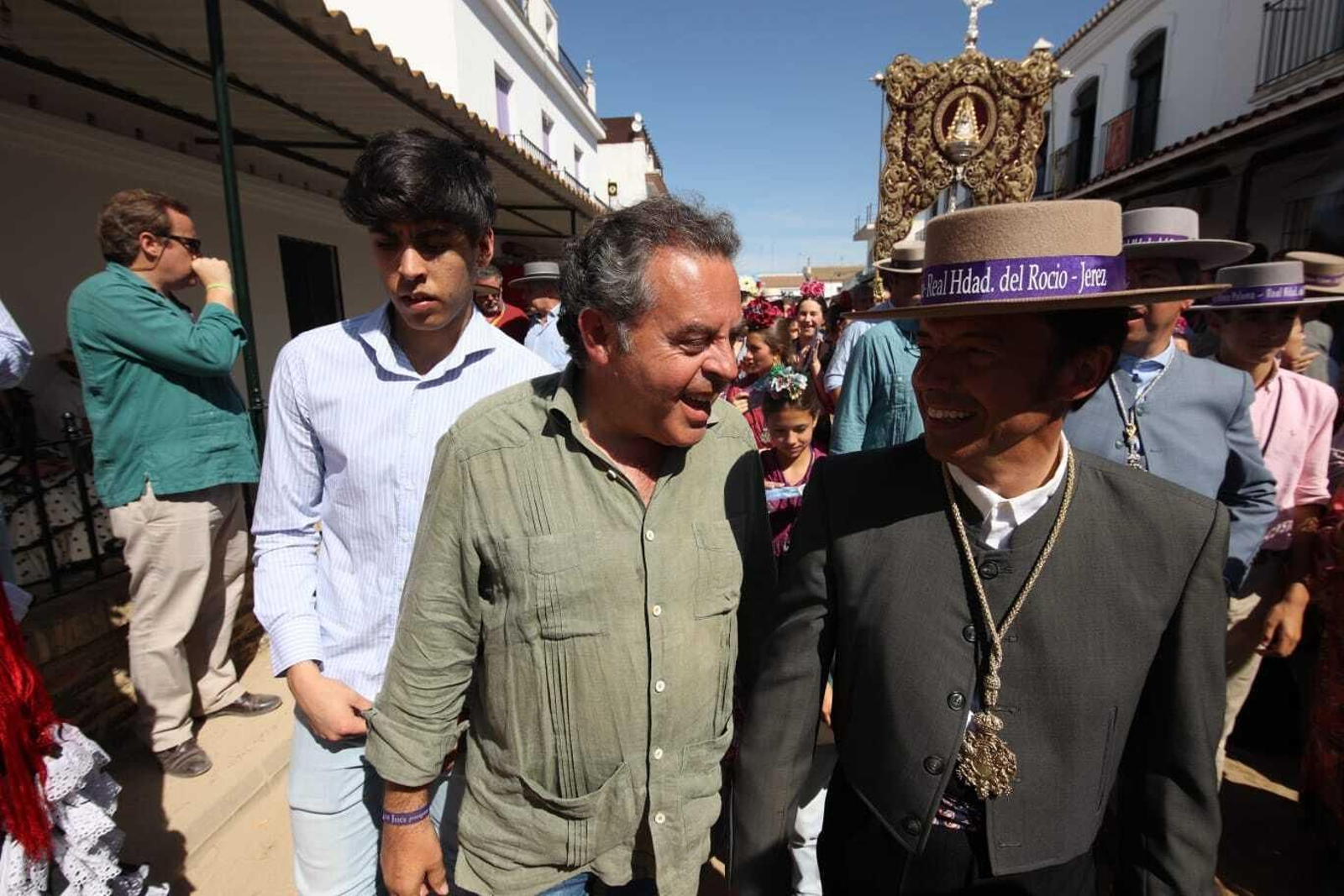 El Simpecado de Jerez a los pies de la Virgen del Rocío