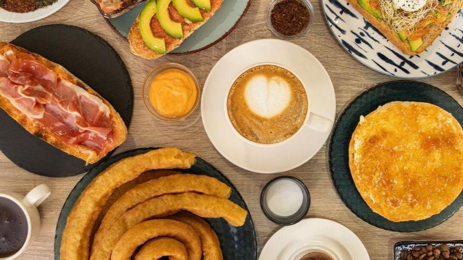 La cafetería ofrece una gran variedad de deliciosas opciones.