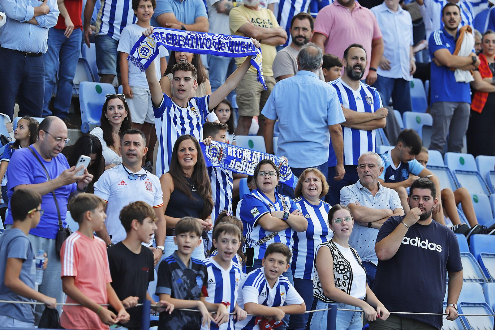 Imágenes del ambiente en el Recreativo de Huelva y Antequera CF