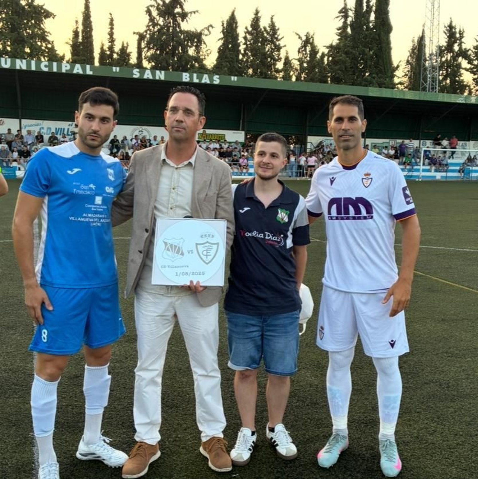 Momento de la entrega de un obsequio conmemorativo a Manuel Medina.