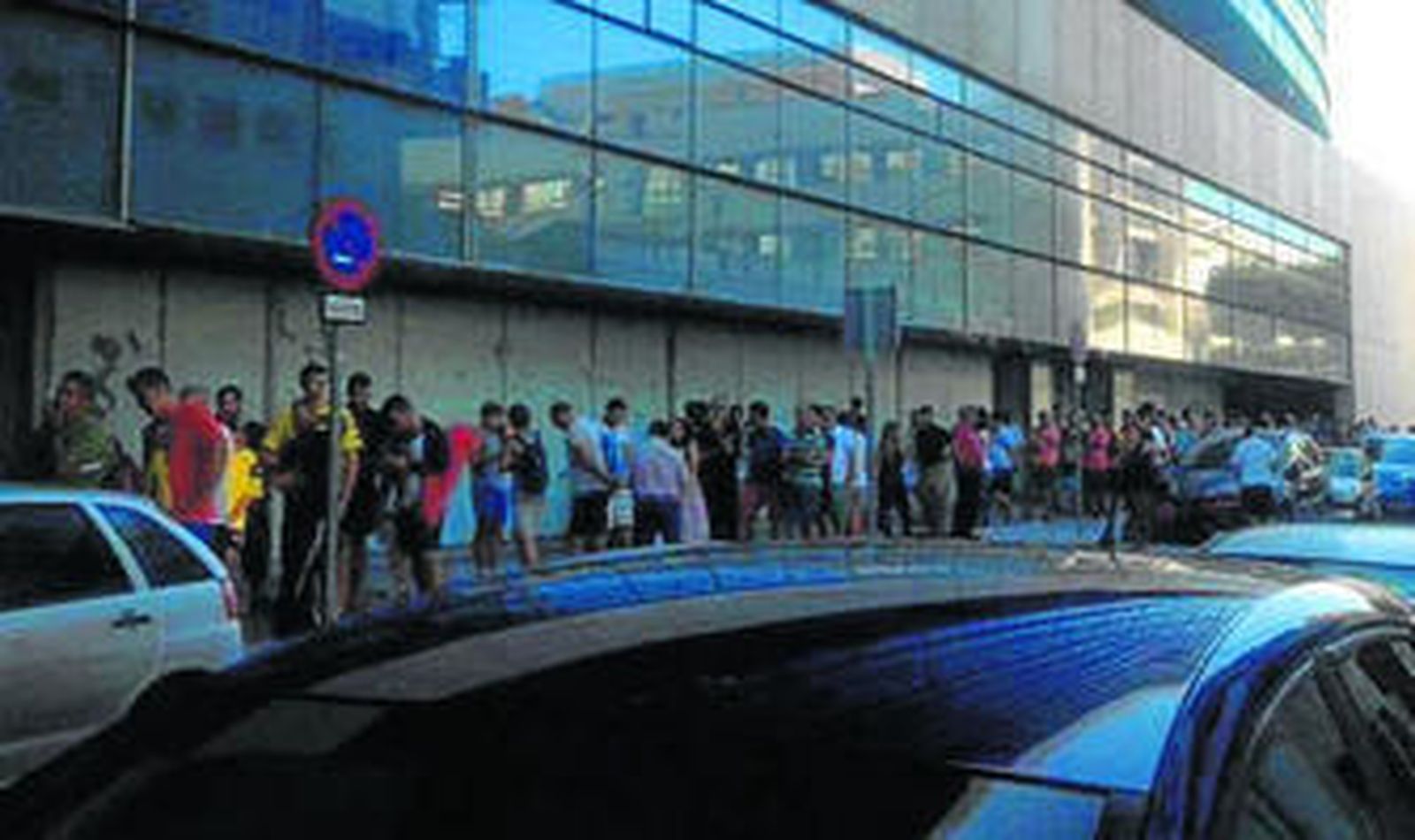 Aficionados forman colas en las taquillas del estadio en la mañana de ayer.