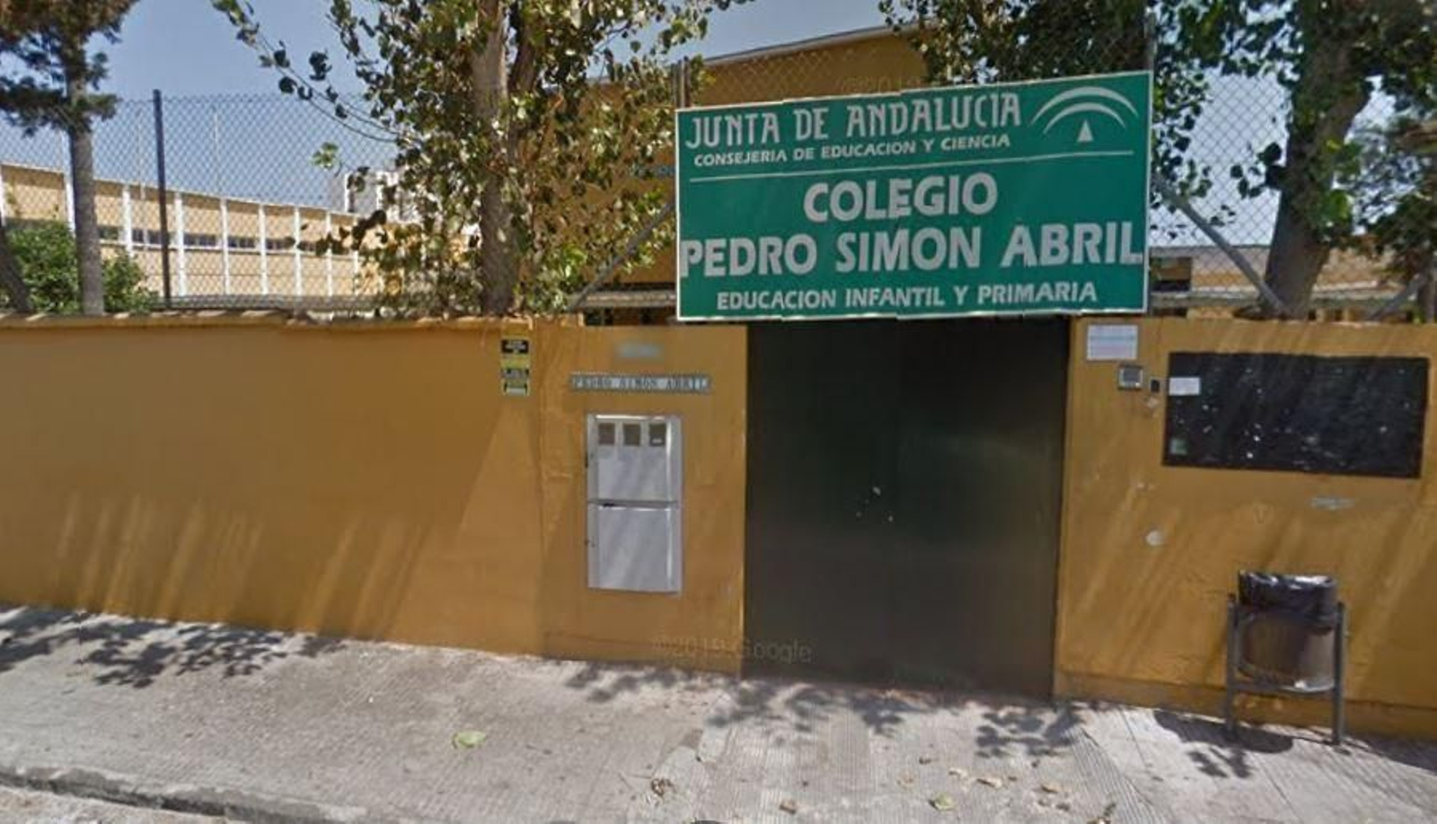 La entrada al colegio Pedro Simón Abril.