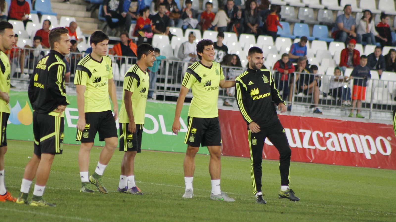 El primero, con chándal, en el entrenamiento con la sub'21 en el Mediterráneo.