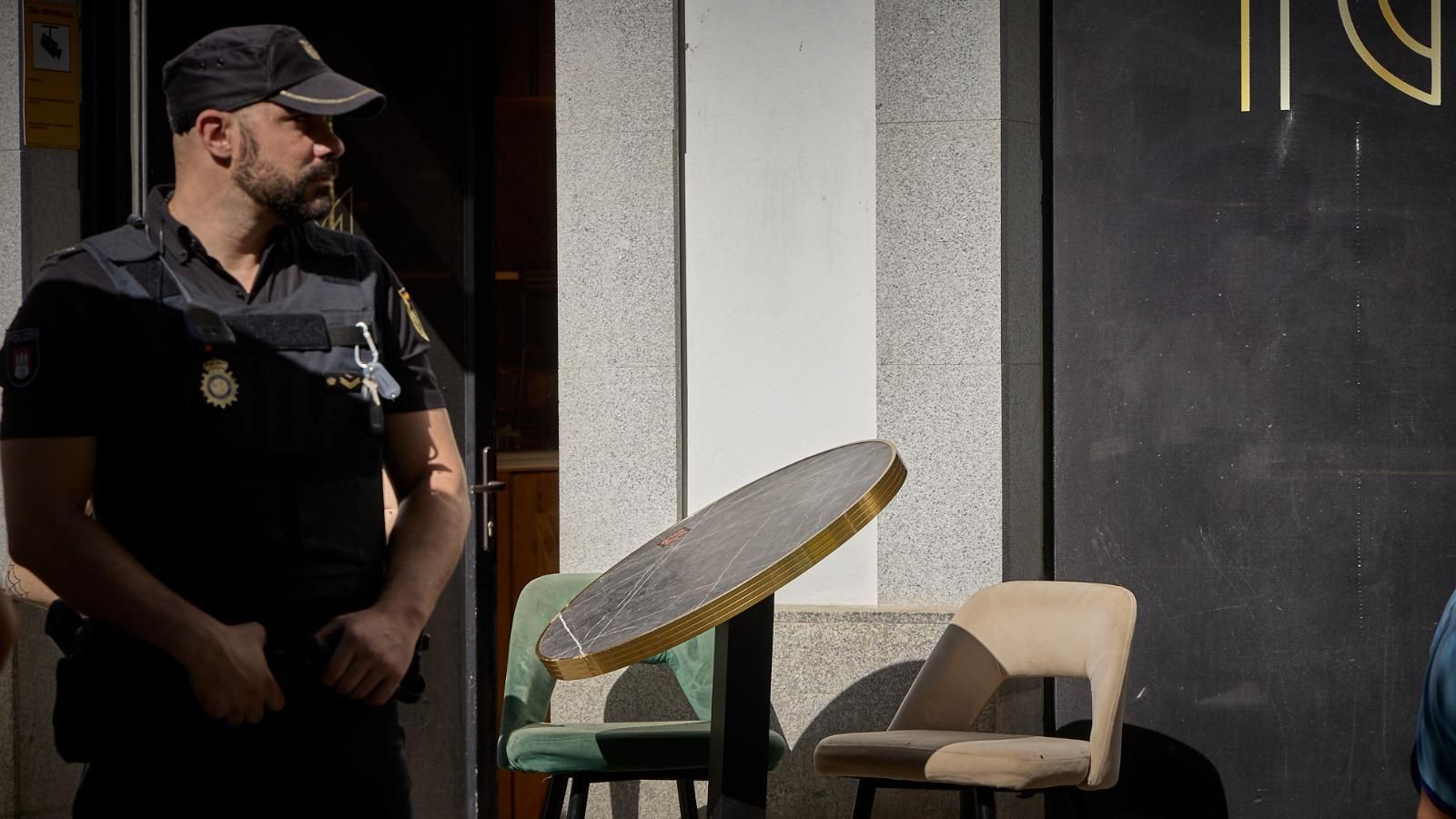 Alberto, empleado del bar Maison Dorée, siendo atendido por los sanitarios que llegaron a la máxima celeridad Alberto, empleado del bar Maison Dorée, siendo atendido por los sanitarios que llegaron a la máxima celeridad