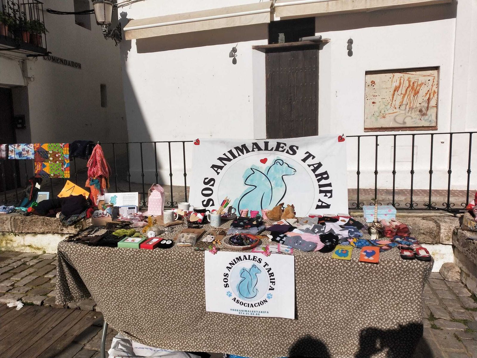 Puesto del mercadillo de SOS Animales Tarifa.