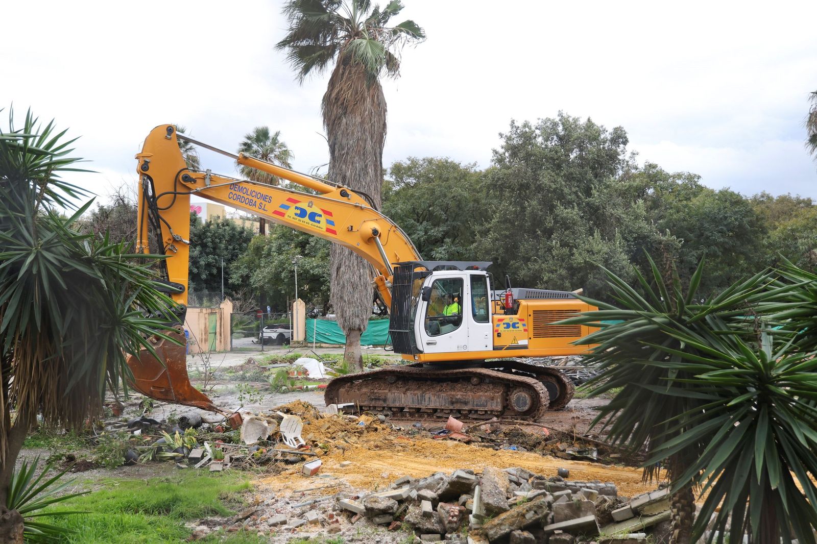 Maquinaria trabajando en los terrenos del Civil para hacer el parking provisional.