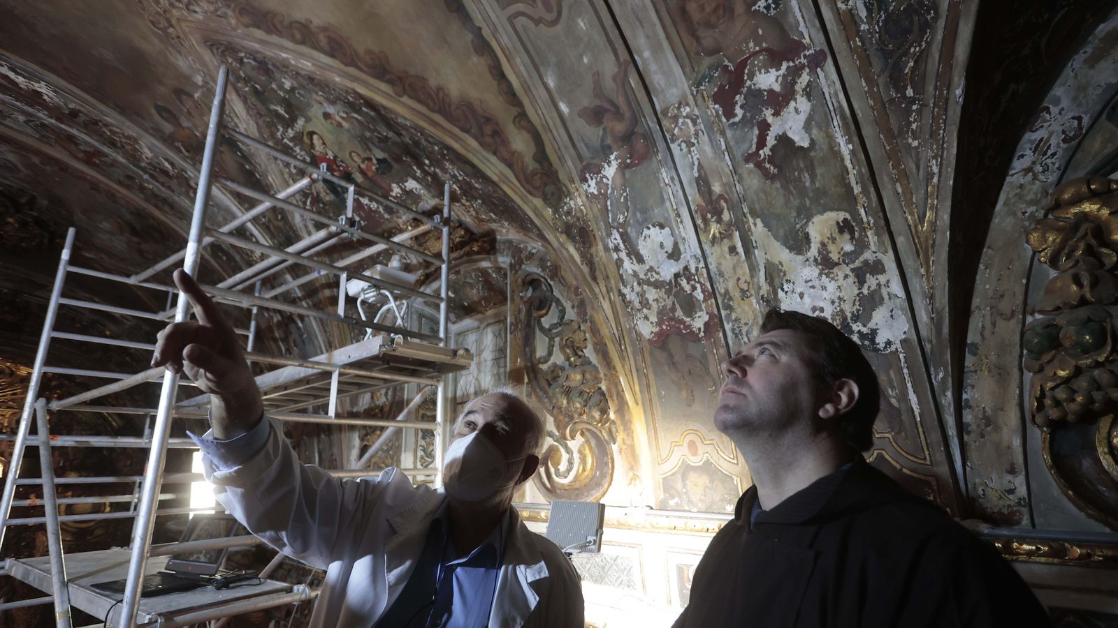 Juan Aguilar y fray Antonio Vázquez observan los trabajos de restauración.