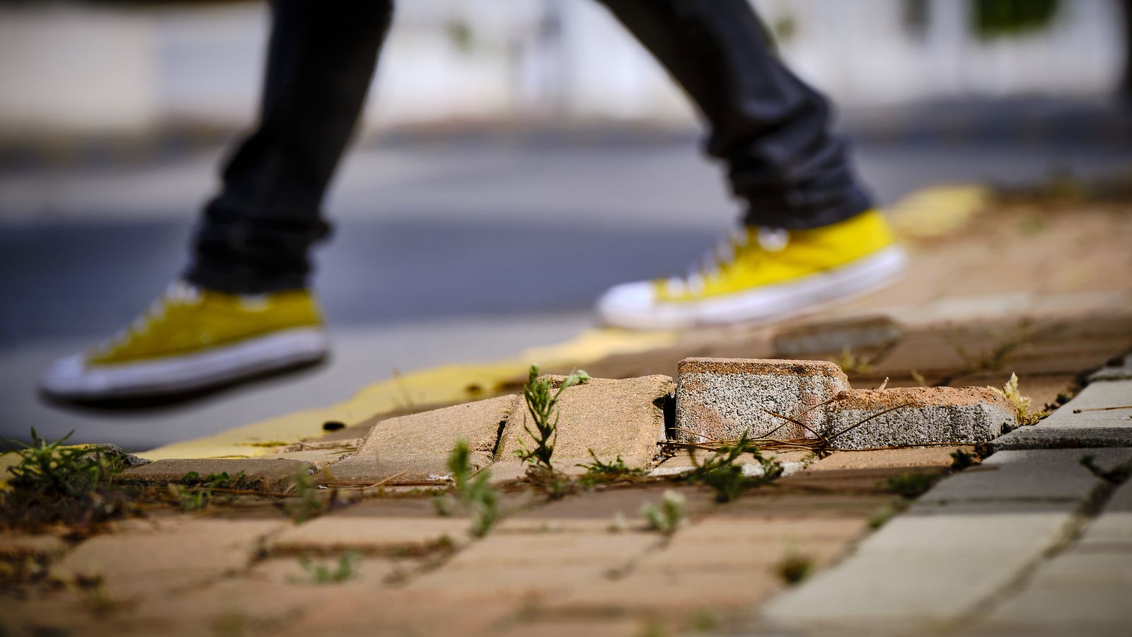 Pavimento en mal estado, susceptible de provocar tropiezos, caidas y accidentes.