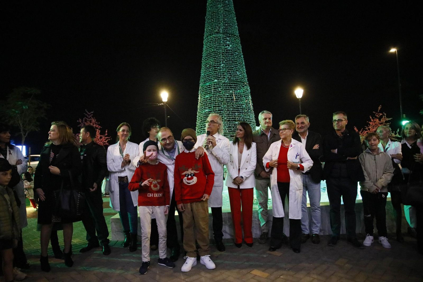 Las imágenes del encendido de la iluminación navideña en el Hospital Torrecárdenas de Almería