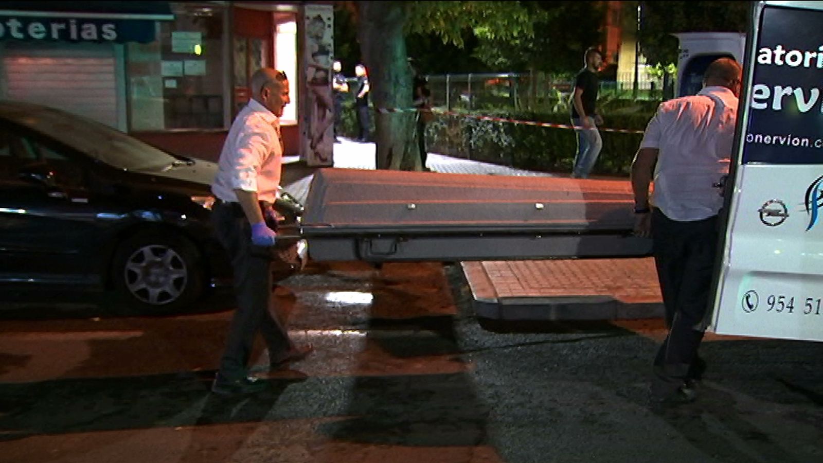 Los servicios funerarios retiran uno de los cadáveres del matrimonio.