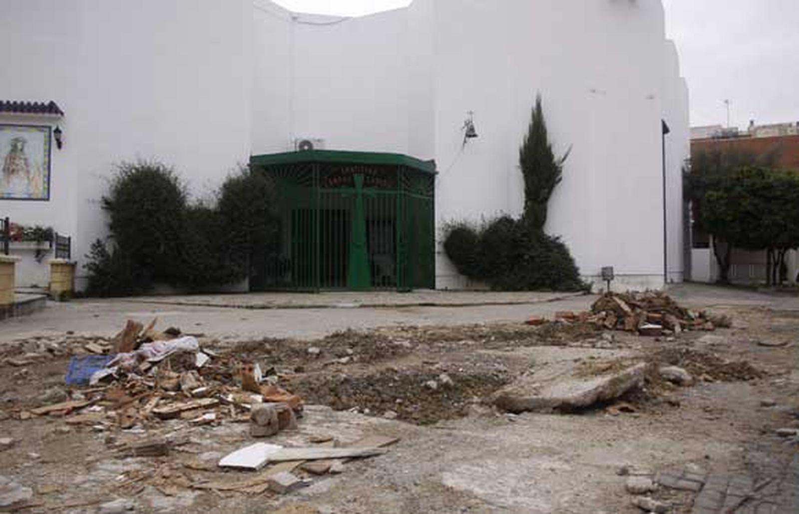 La iglesia está en la fase de recuperación y de valoración de daños. El padre Llanes explica la homilía a viva voz porque los altavoces no funcionan tras la riada./Fotos:Vanessa Pérez

Foto: Vanessa Perez