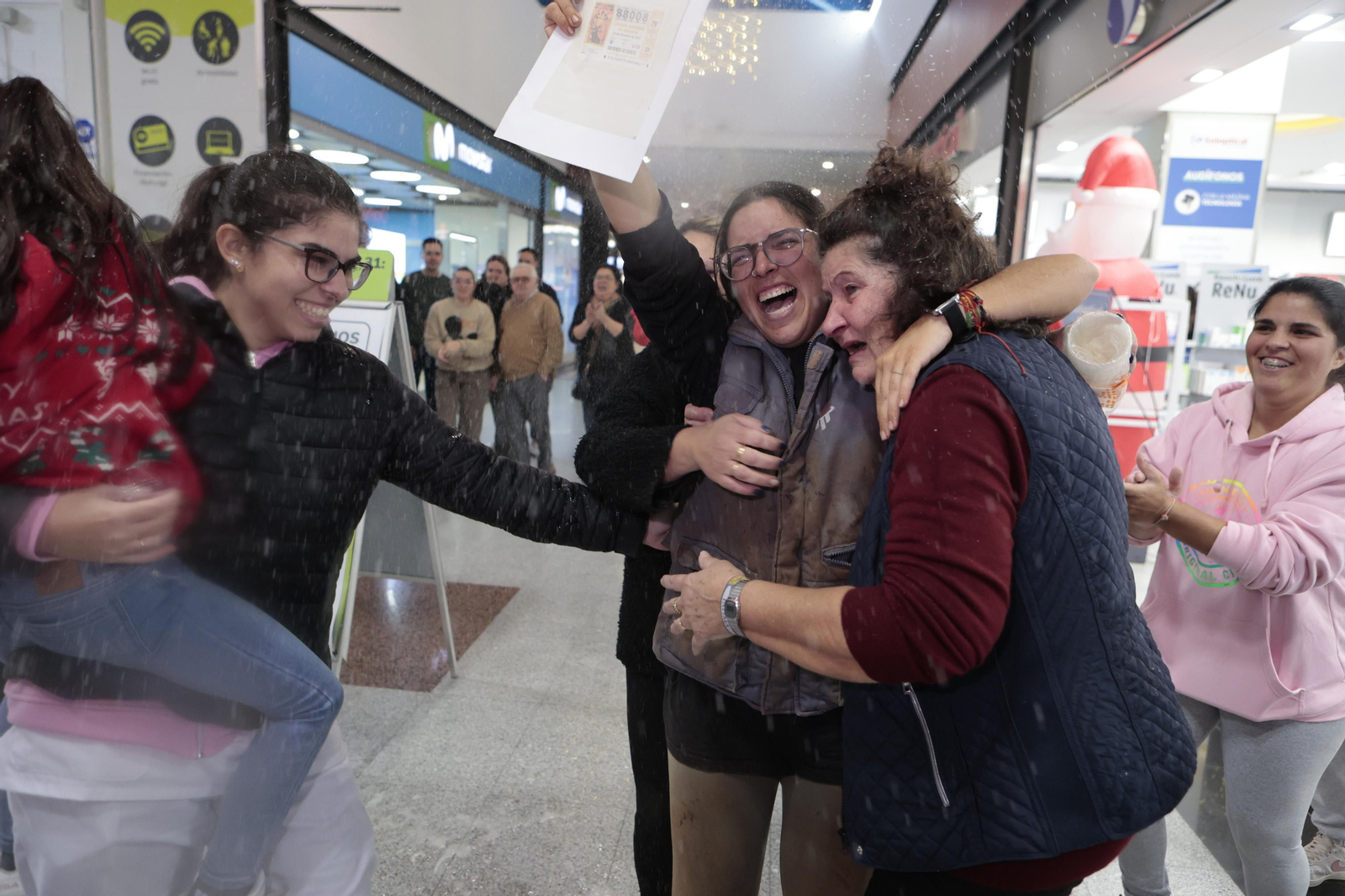 Alegría entre los premiados con el Gordo de la Lotería de Navidad en Écija
